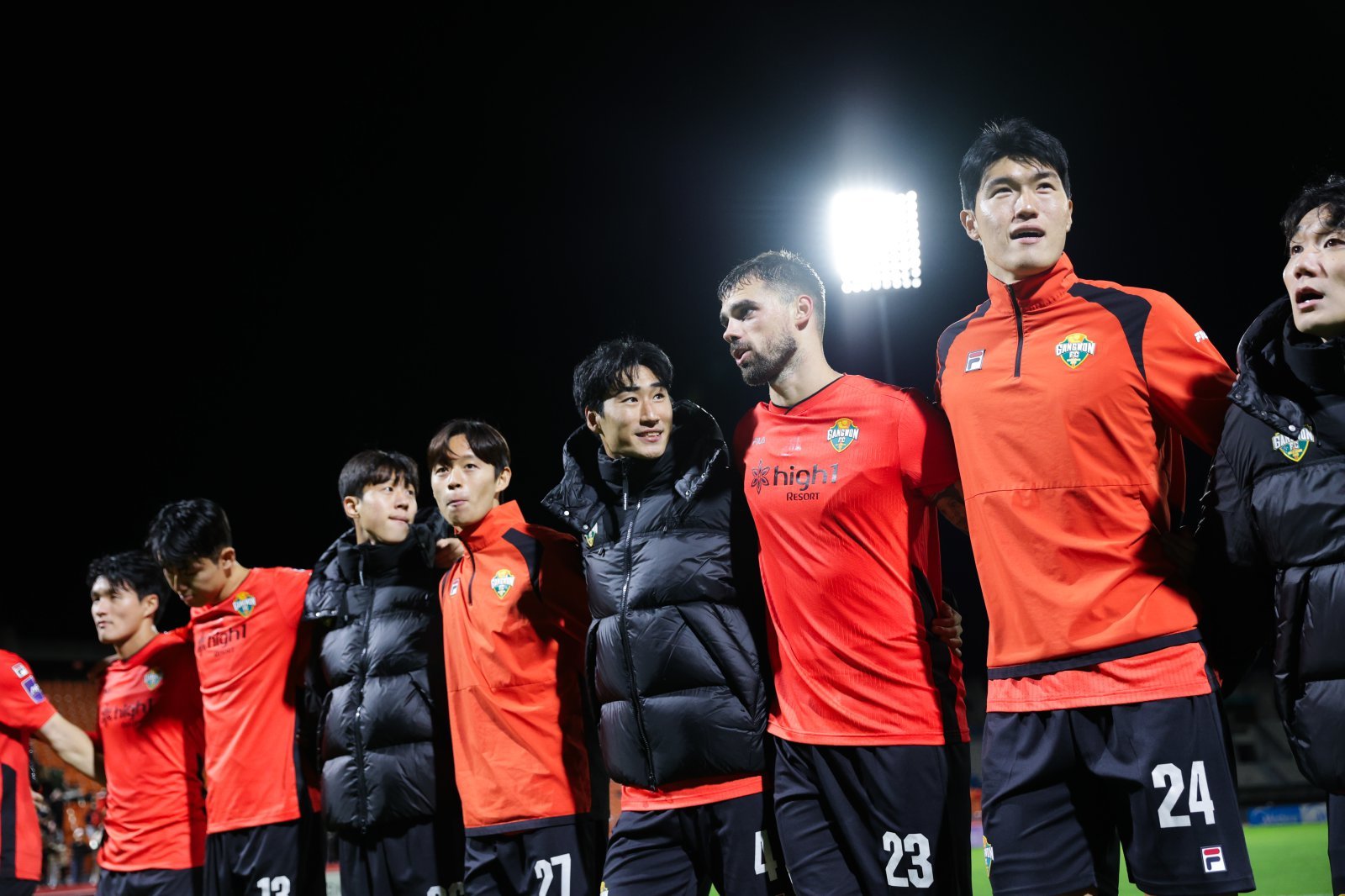 강원 선수들이 지난달 22일 춘천송암스포츠타운서 열린 비셀 고베와 ACLE 리그 스테이지 홈경기를 승리한 뒤 기뻐하고 있다. 사진제공|한국프로축구연맹