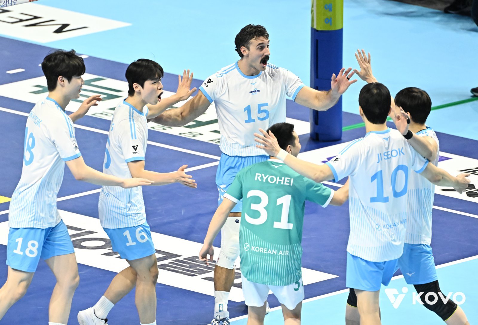 대한항공 선수들이 25일 인천계양체육관에서 열린 KB손해보험과 홈경기 도중 득점한 뒤 한데 모여 기뻐하고 있다. 사진제공｜KOVO
