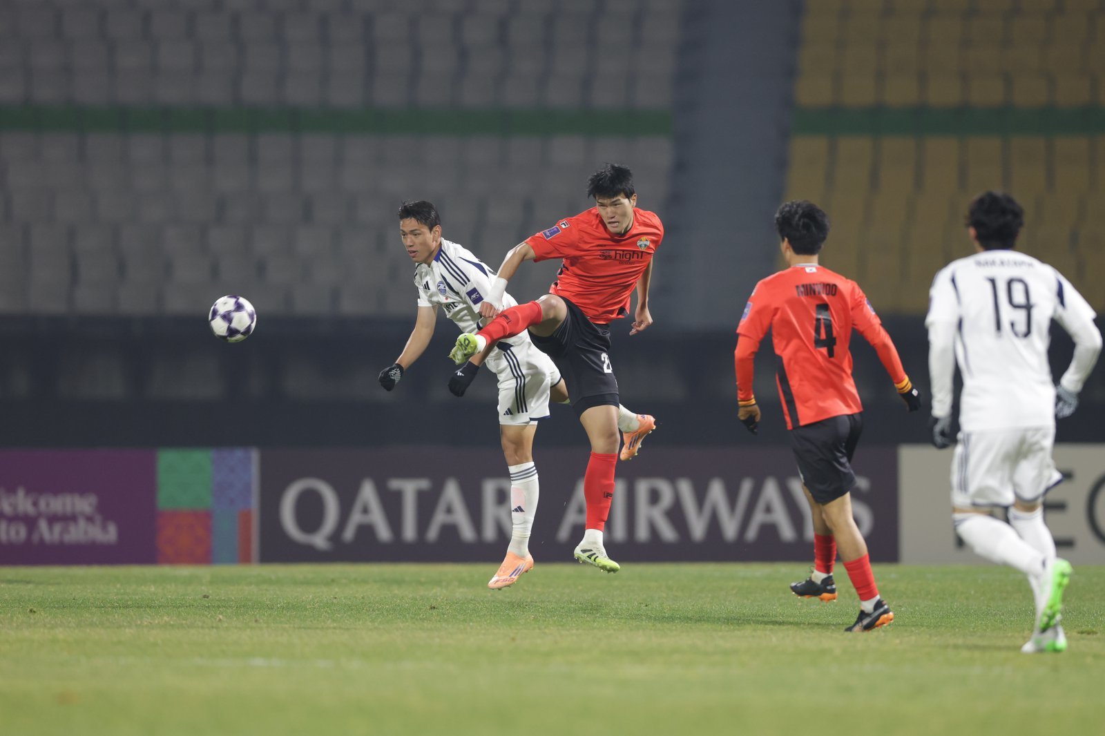 강원 박호영(가운데)과 마치다 오세훈이 25일 춘천송암스포츠타운서 열린 ACLE 리그 스테이지 경기 도중 공중볼을 다투고 있다. 사진제공｜한국프로축구연맹