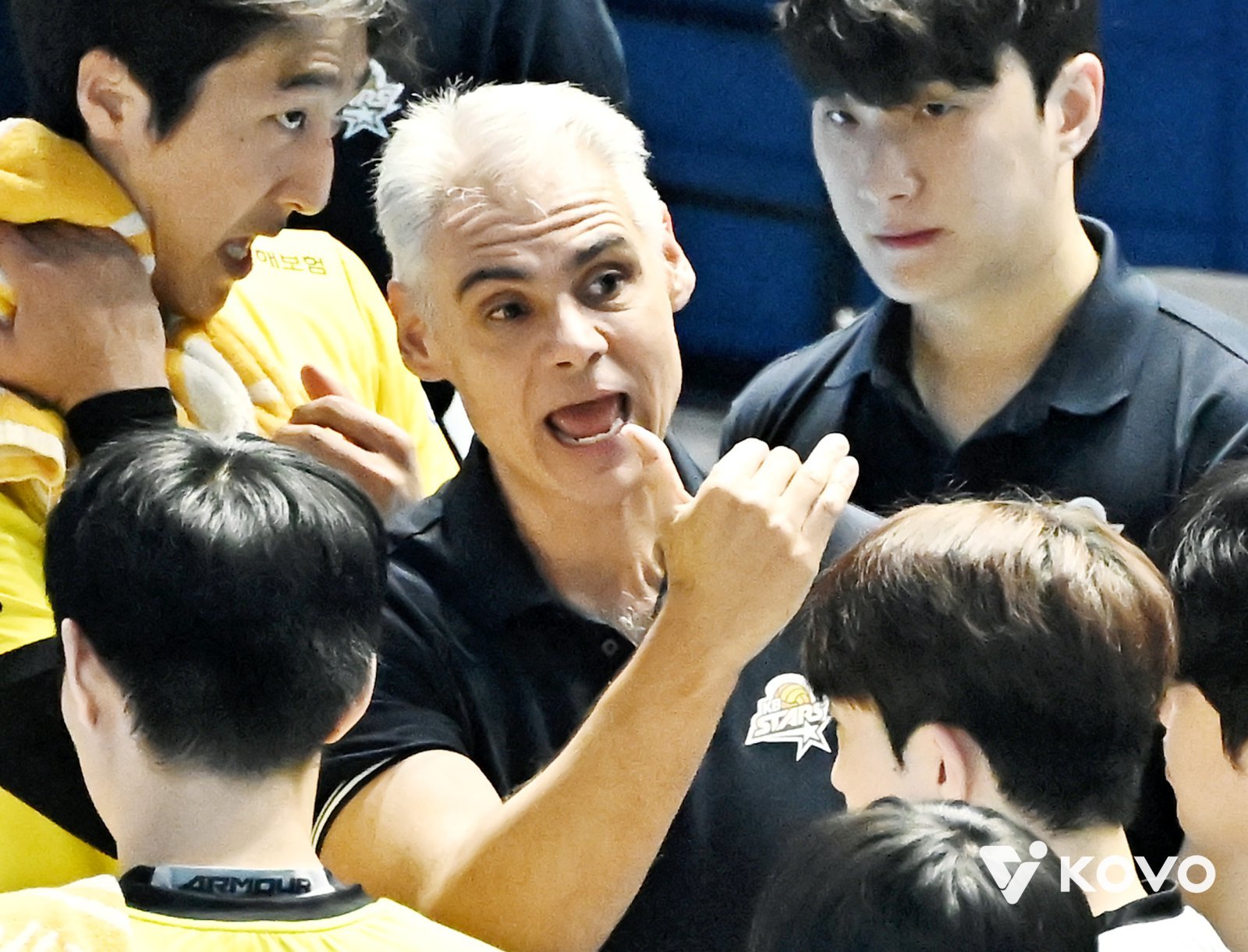 레오나르도 카르발류 KB손해보험 감독이 25일 대한항공과 원정경기서 0-3으로 완패한 뒤 “대한항공의 전력이 앞섰다. 해결책을 찾아야 한다”고 말했다. 사진제공｜KOVO