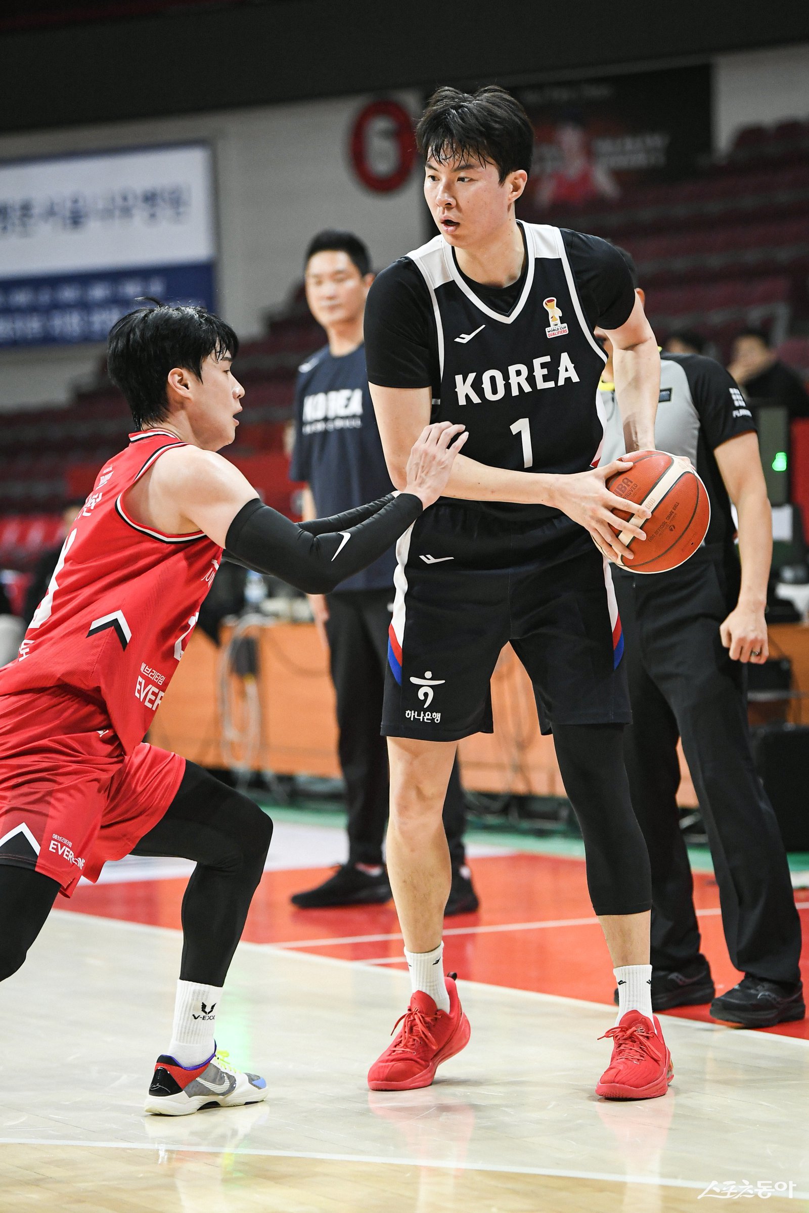 남자농구대표팀 이현중이 25일 안양정관장아레나에서 열린 연습경기 도중 공격을 시도하고 있다. 사진제공|점프볼