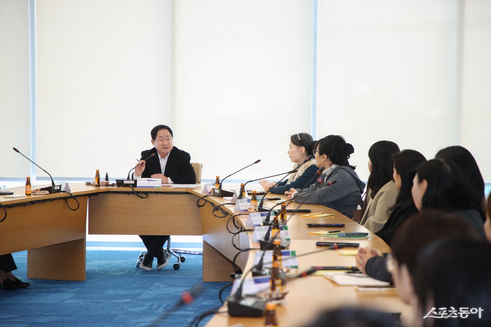 주광덕 시장(윈쪽)은 25일 정약용 펀그라운드에서 ‘걷기 좋은 학교길 만들기’를 주제로 관내 초·중·고 학부모 대표 20여 명과 타운홀 미팅하고 있다. 사진제공ㅣ남양주시 