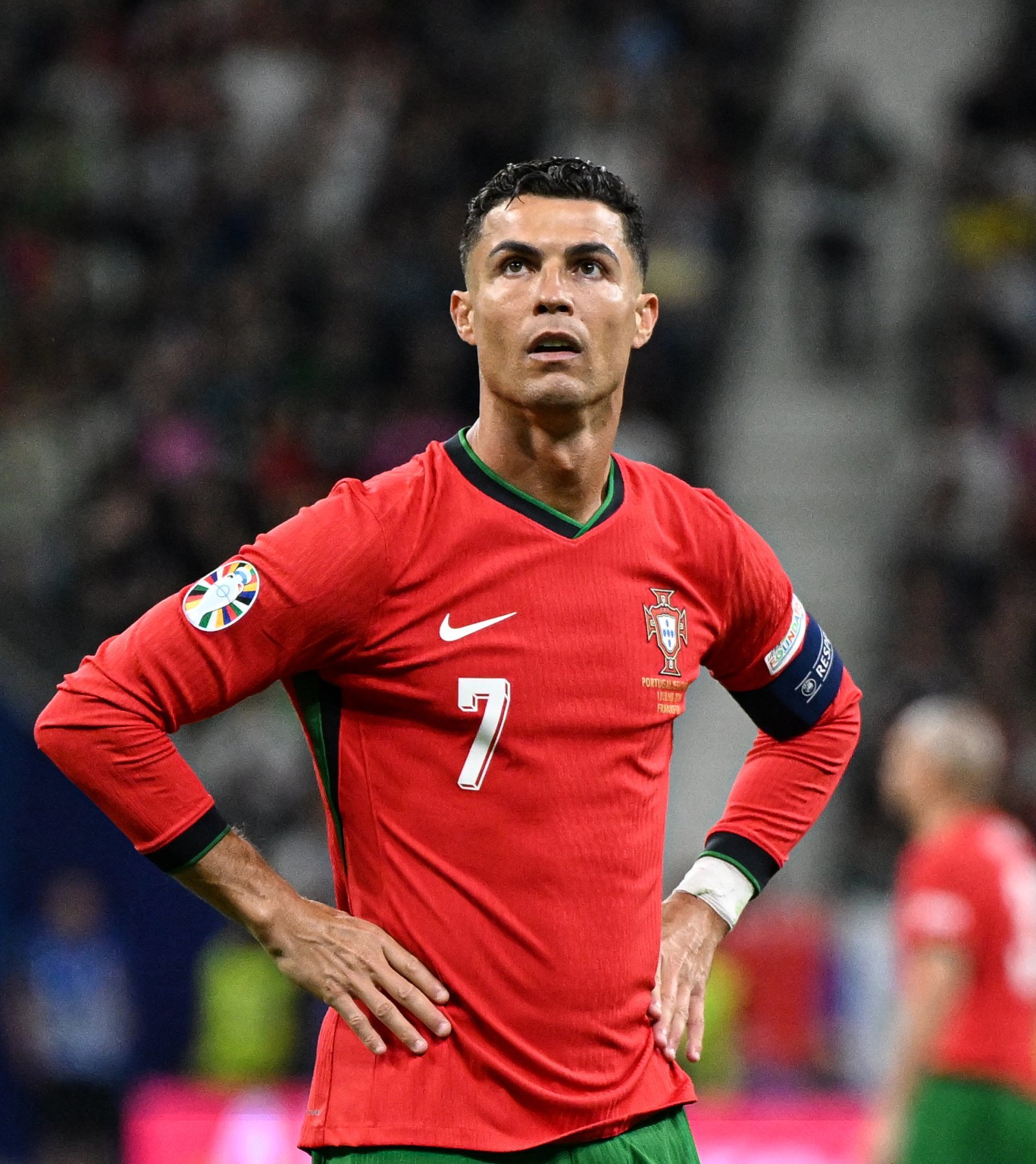 FIFA는 호날두가 북중미월드컵 유럽 지역예선 도중 벌인 폭력적 행위에 대해 이례적인 집행유예 선고를 내려 빈축을 샀다. 대회 흥행을 위해 스타선수를 향한 특혜를 베풀었다는 지적이 많다. 신화뉴시스