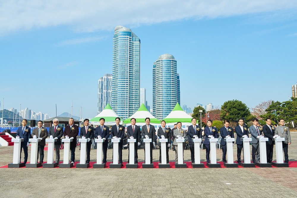 아이파크마리나와 HDC현대산업개발은 24일 부산 수영만요트경기장 재개발 착공식을 진행했다. 주진우 국회의원, 안성민 부산시 의회 의장, 박형준 부산시장, 이성용 아이파크마리나 대표, 정경구 HDC현대산업개발 대표(왼쪽에서 일곱번째부터). 사진제공 |HDC현대산업개발