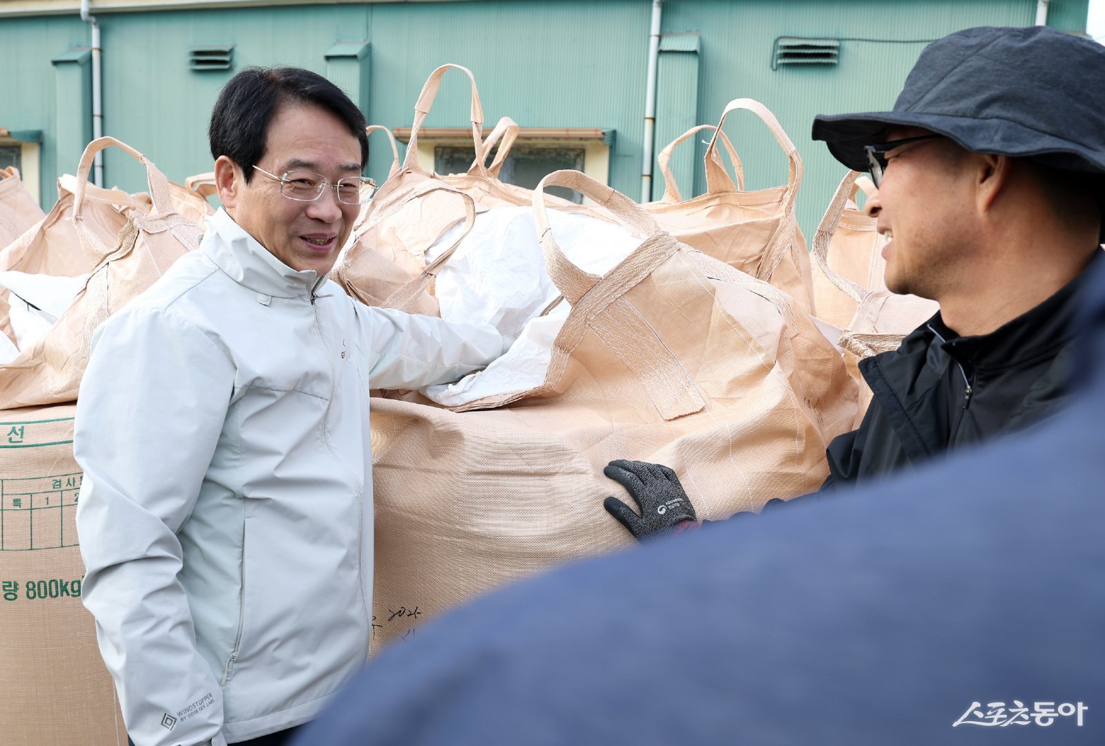 강진원 강진군수가 지난 11일 수매현장을 방문해 격려하고 있다. 사진제공=강진군