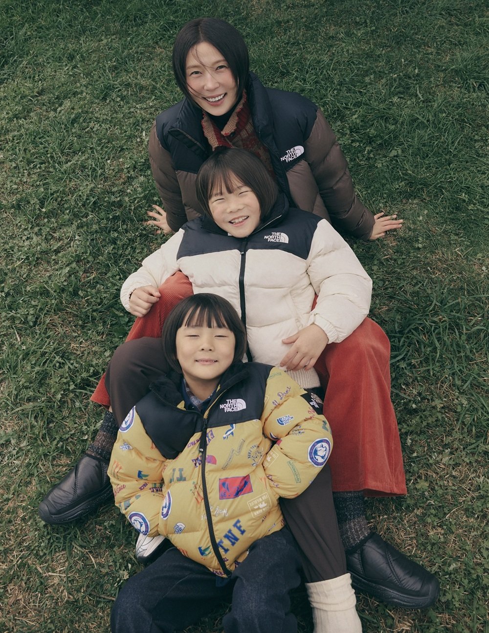 ‘키즈 프린트 눕시 재킷’을 착용한 이준(아래)과 ‘키즈 1996 눕시 재킷’을 착용한 신우(중간)