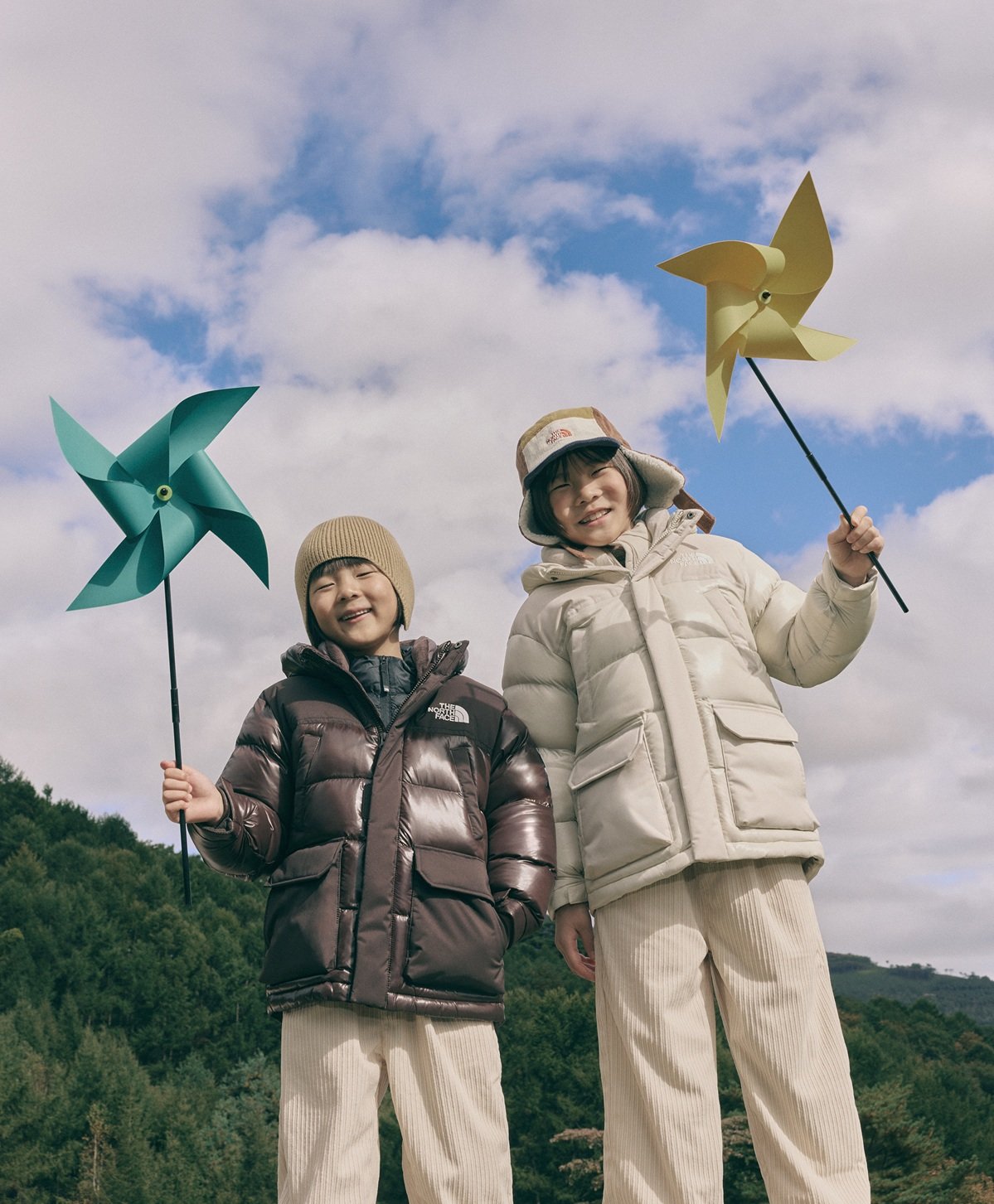 ‘키즈 3-IN-1 눕시 파카’와 ‘키즈 코듀로이 이어 머프 캡’을 착용한 신우(오른쪽)와 이준