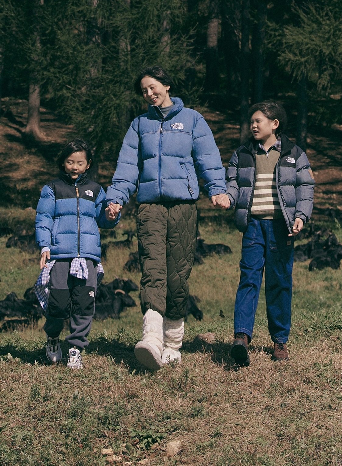‘키즈 블루 눕시 재킷’과 ‘키즈 블루 릿지 팬츠’를 착용한 김나영 패밀리