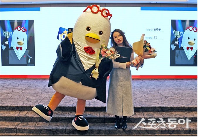 부산시의 소통 캐릭터 ‘부기’가 11월 25일 열린 ‘2025 대한민국 캐릭터 어워즈’에서 대상(대통령상)을 수상했다. (사진제공=부산시)