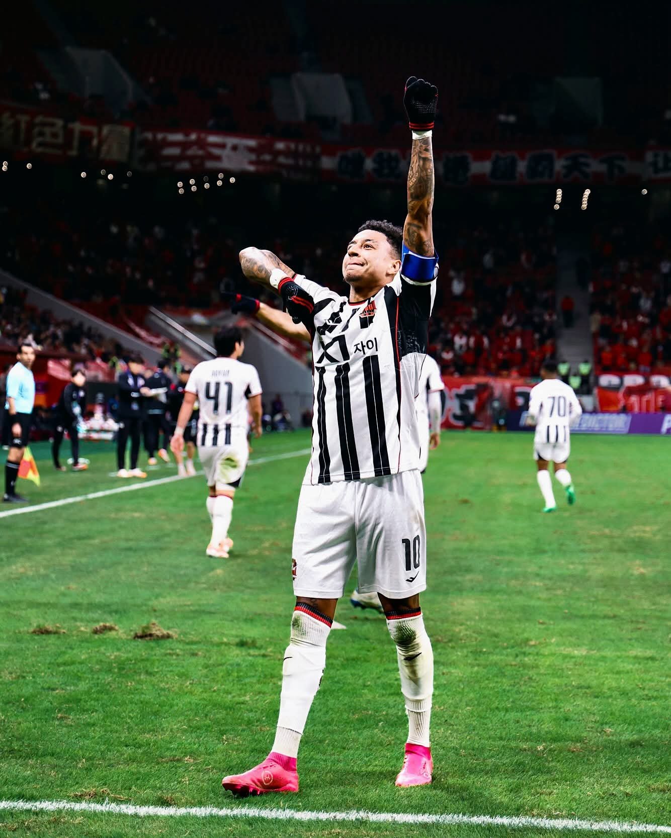 서울 주장 린가드가 25일 상하이 푸동 스타디움서 열린 상하이 하이강과 ACLE 리그 스테이지 원정경기에서 득점한 뒤 원정팬들을 향해 감사를 전하고 있다. 사진제공|FC서울