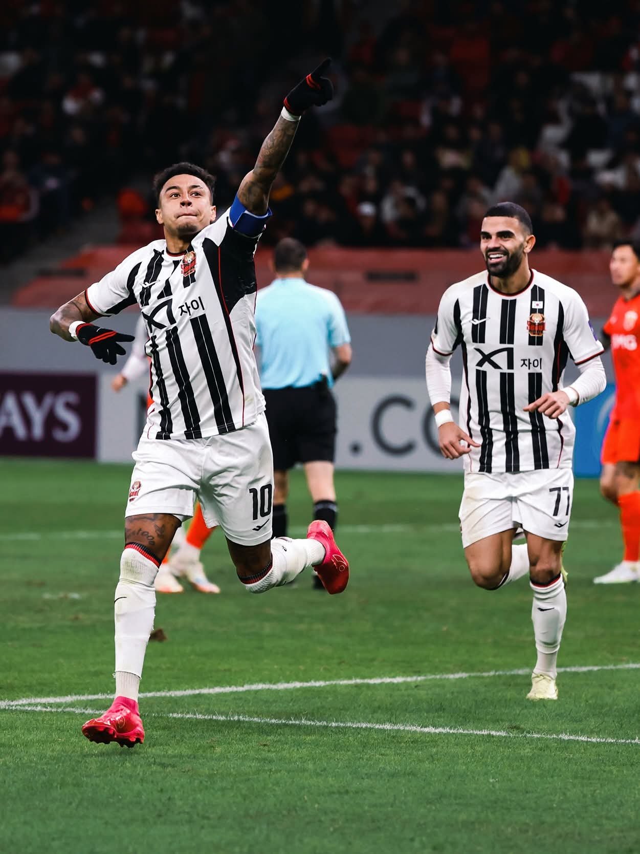 서울 주장 린가드(왼쪽)가 25일 상하이 푸동 스타디움서 열린 상하이 하이강과 ACLE 리그 스테이지 원정경기에서 득점한 뒤 원정팬들을 향해 감사를 전하고 있다. 사진제공|FC서울