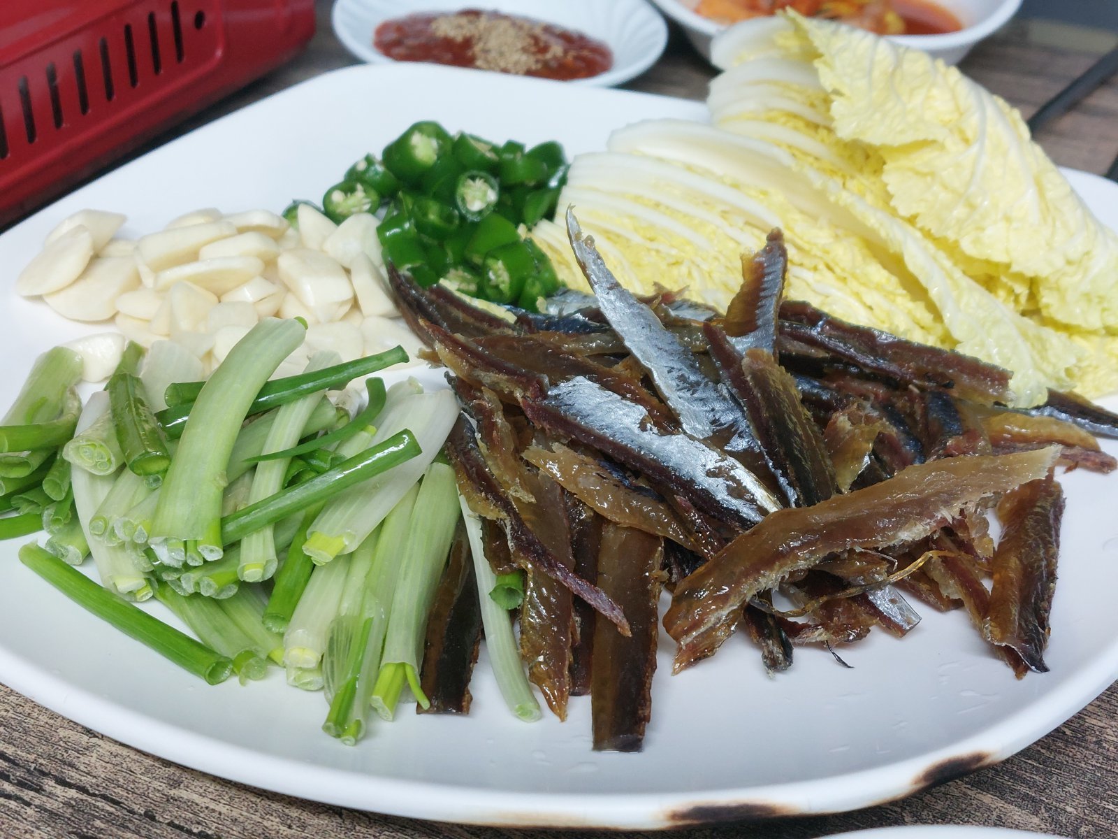 쫄깃하고 고소한 과메기의 계절이 돌아왔다. 한입 크기로 자른 과메기를 생미역, 김 등에 싸서 먹는 것이 과메기 즐기기의 ‘기본’이다.               사진제공 ｜ 먹고놀랩