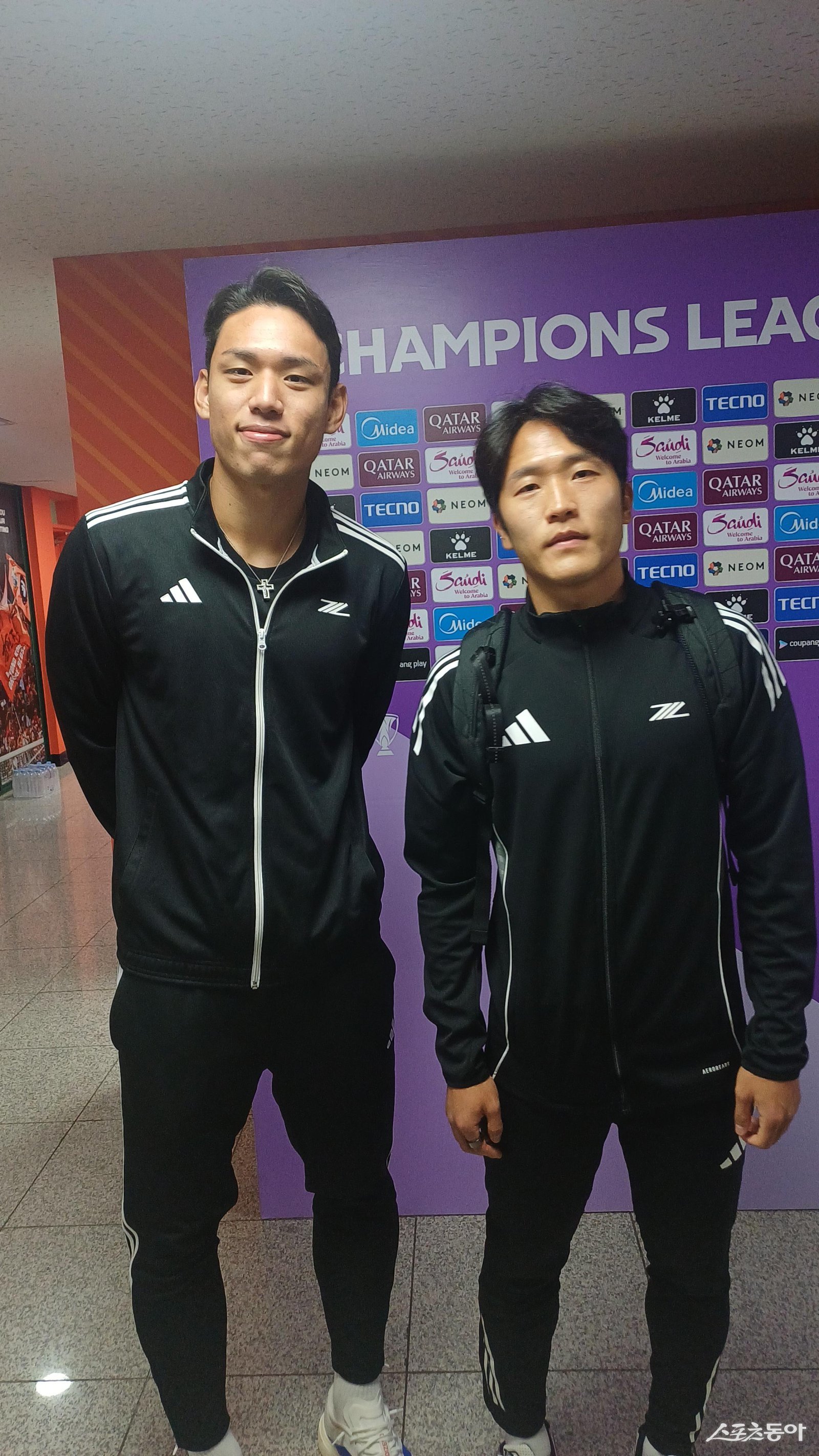 마치다의 한국인 콤비 오세훈(왼쪽)과 나상호가 25일 춘천송암스포츠타운서 열린 강원과 ACLE 리그 스테이지 원정경기를 마친 뒤 믹스트존에서 인터뷰하고 있다. 춘천|남장현 기자