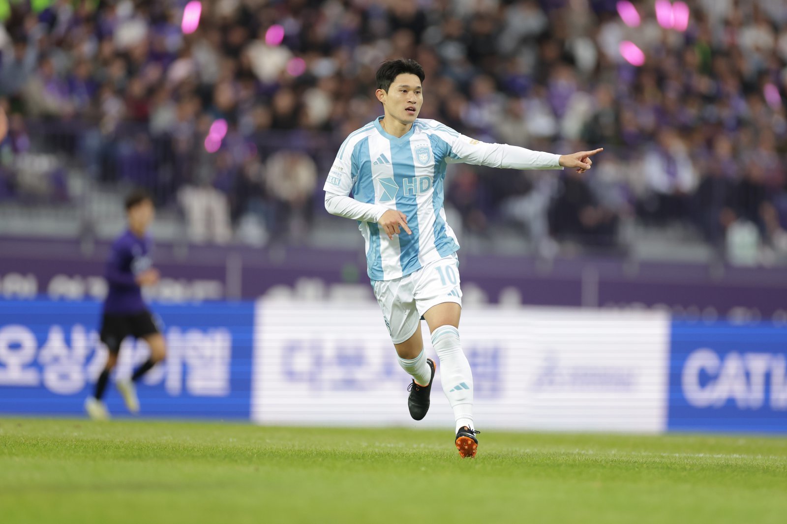 울산 이동경(사진), 전북 박진섭, 대전하나 주민규는 ‘2025 동아스포츠대상’의 유력한 수상 후보다. 수상자는 12월 2일 오후 3시 서울 성북구 고려대 백주년기념삼성관에서 열릴 시상식에서 발표된다. 사진제공｜한국프로축구연맹