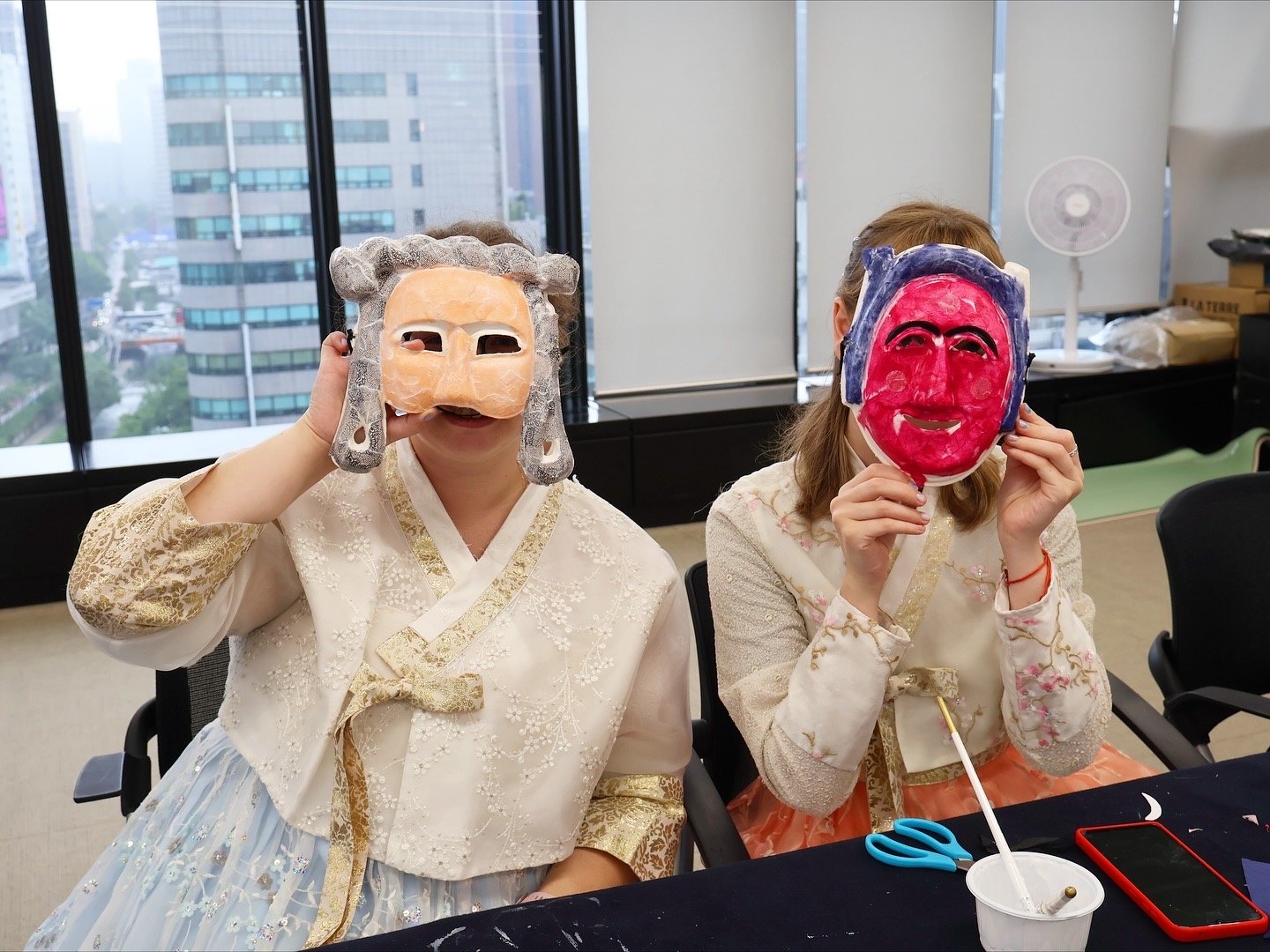 한복을 입고 하회탈 인증하는 외국인 참가자