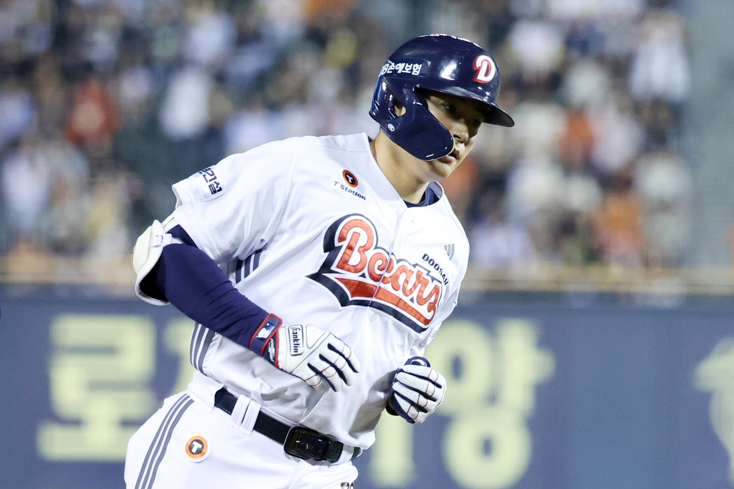 두산의 4번타자로 통산 276홈런을 쳐낸 김재환이 26일 보류선수명단에서 제외됐다. 두산을 뺀 나머지 9개 구단과 자유롭게 협상이 가능한 신분이 됐다. 뉴시스