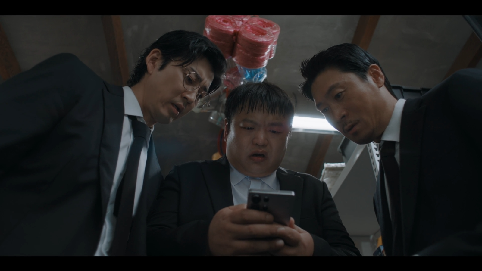 영화 ‘범죄도시’의 ‘잔혹 콤비’ 윤계상과 진선규가 쿠팡플레이 ‘UDT: 우리 동네 특공대’를 통해 ‘웃음 콤비’로 거듭났다. 전직 특수부대 요원 출신인 동네 사람들이 의문의 테러에 맞서는 ‘생활밀착형 히어로물’로 공개 2주 차 만에 쿠팡플레이 인기작 1위에 등극했다. 사진제공 | 쿠팡플레이·지니TV ·ENA