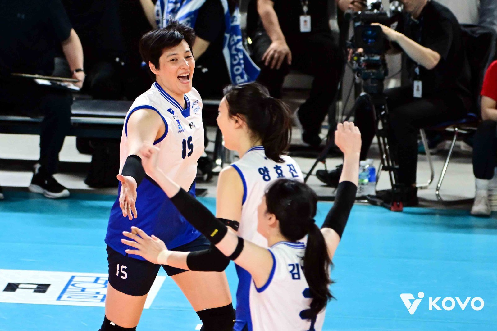 현대건설 김희진(왼쪽)과 양효진(가운데)이 25일 대전충무체육관서 열린 정관장과 V리그 여자부 원정경기에서 팀 득점에 기뻐하고 있다. 사진제공｜KOVO