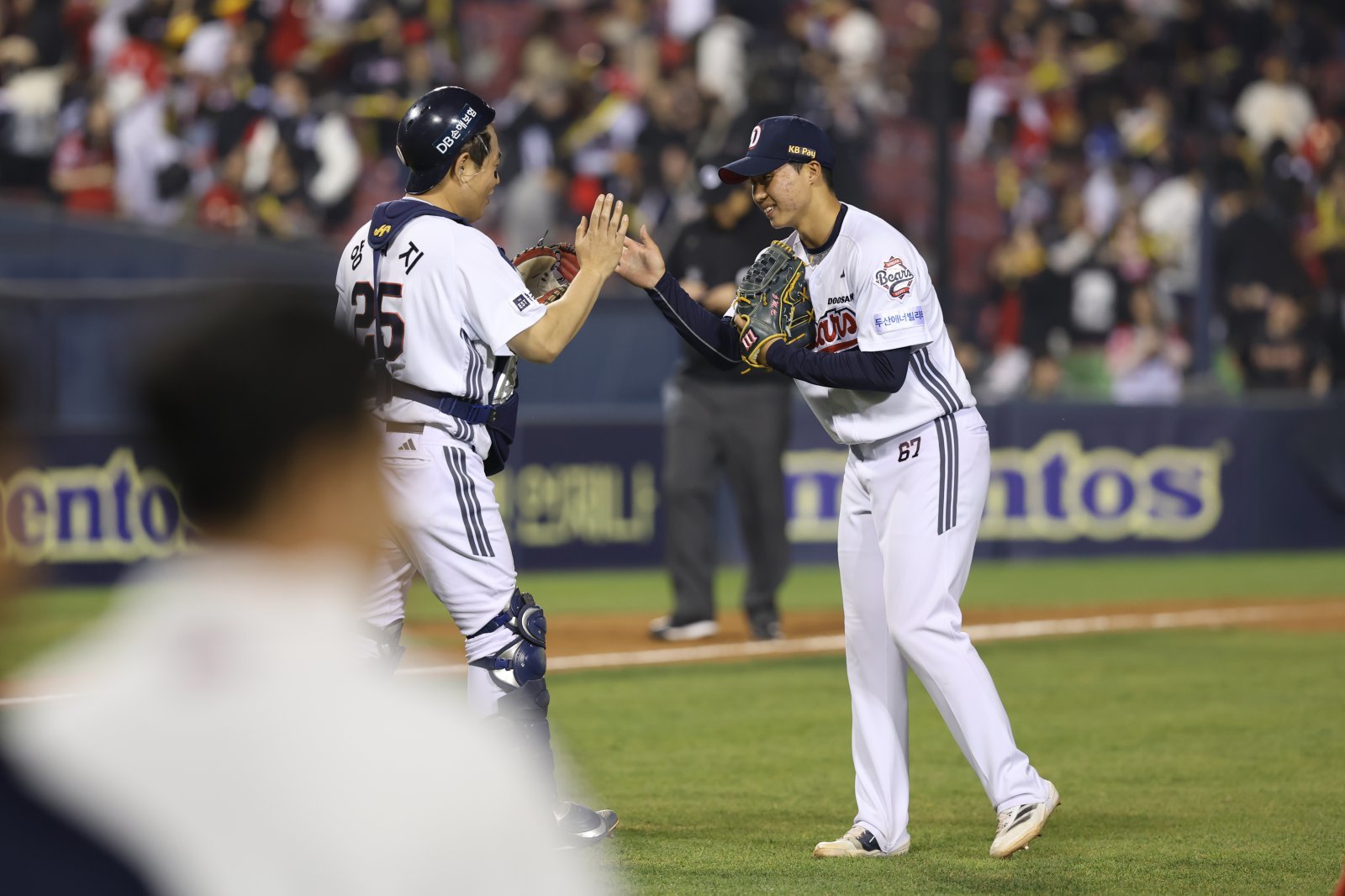 KIA는 26일 박찬호의 FA 보상 선수로 두산의 우완투수 홍민규(사진, 오른쪽)를 선택했다. 그는 프로 1년차 투수로 데뷔 첫해 많은 성장 가능성을 보였다. 사진제공｜두산 베어스