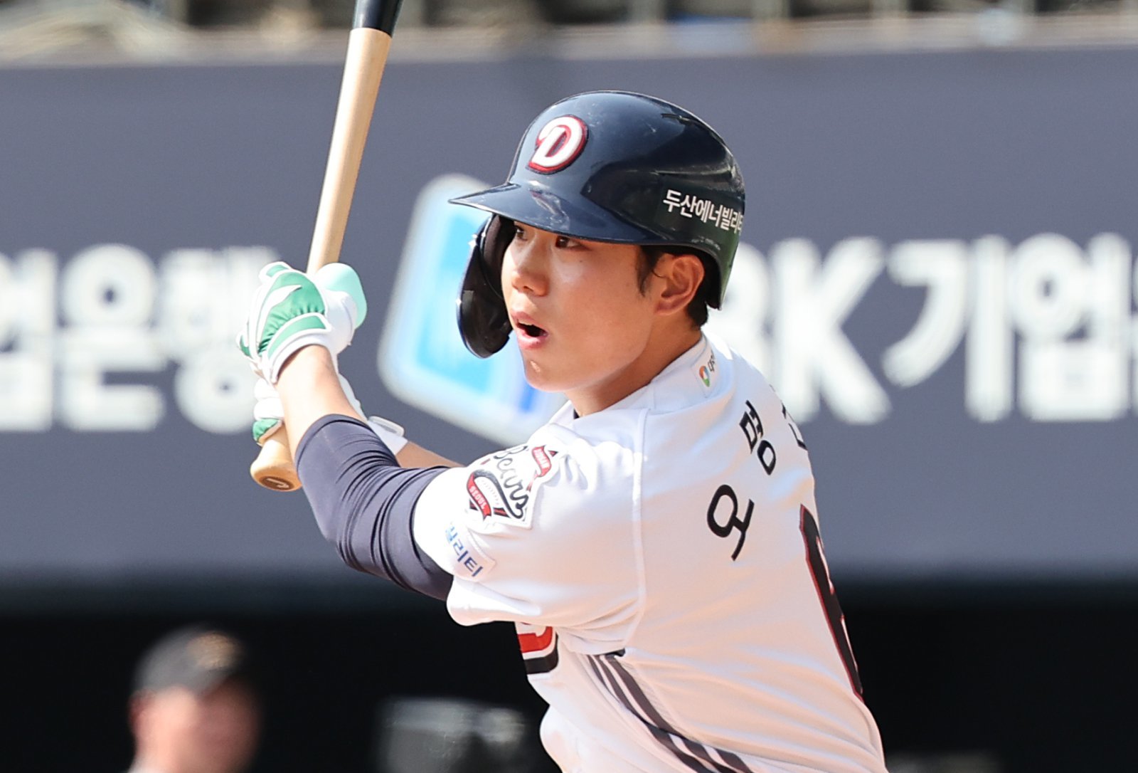 두산의 비시즌 과제는 4년 80억 원에 두산과 FA 계약을 맺은 유격수 박찬호와 키스톤 호흡을 맞출 2루수를 결정하는 것이다. 오명진, 박준순 등 여러 후보군이 주목받고 있다. 지난 시즌 두산 2루수 중 최다이닝을 소화한 오명진.  뉴시스