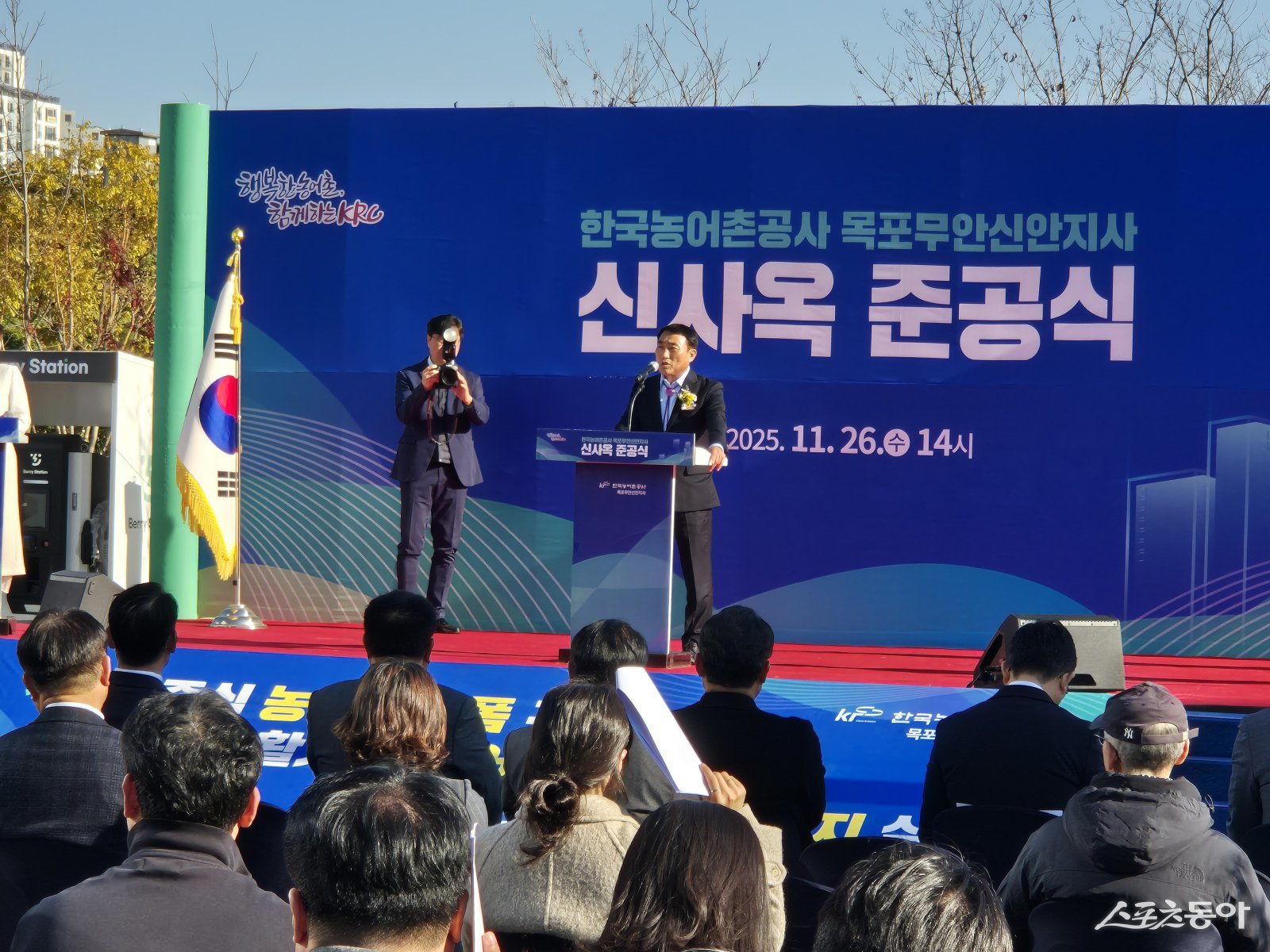 김대인 신안군수 권한대행이 26일 오후 무안군 삼향읍 신사옥에서 열린 한국농어촌공사 목포무안신안지사 준공식에 참석해 축하 인사를 하고 있다. 사진제공=조영민 기자