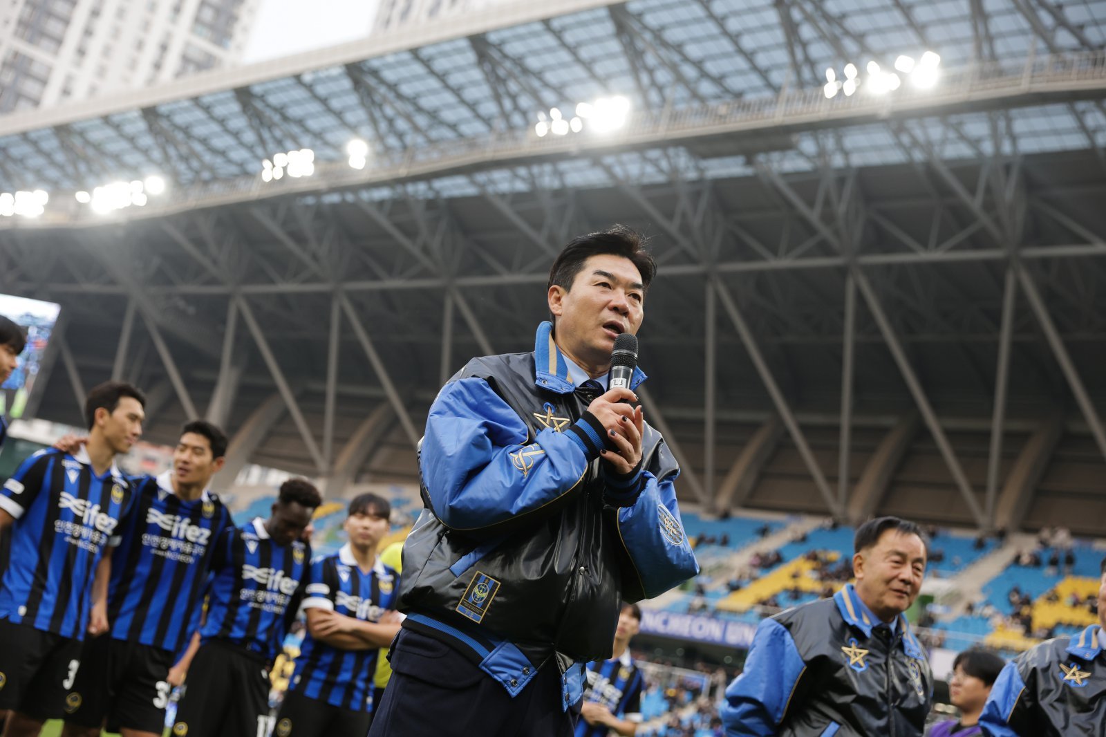 인천 윤정환 감독이 23일 K리그2 최종 홈경기 충북청주전이 끝난 뒤 관중에게 인사하고 있다. 사진제공｜한국프로축구연맹