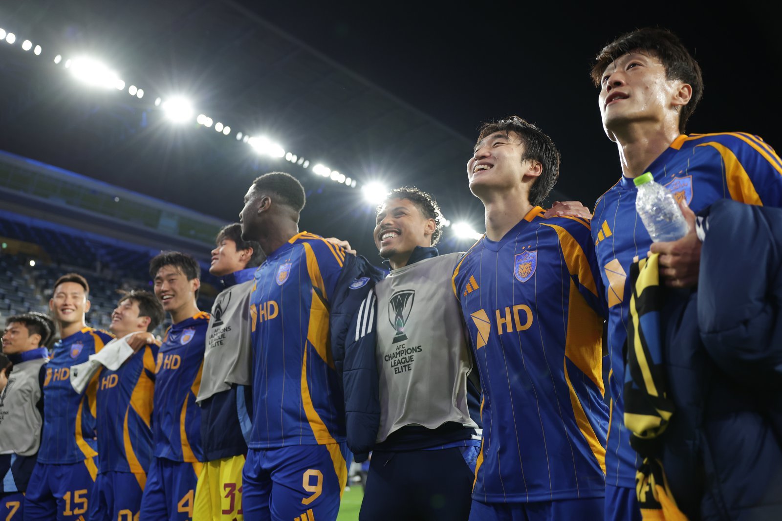 울산은 26일 오후 7시 부리람과 ACLE 동아시아권역 리그 스테이지 5차전 홈경기에 대거 로테이션을 가동한다. 사진은 지난달 21일 산프레체 히로시마(일본)와 3차전 홈경기서 1-0 승리를 거둔 뒤 기뻐하는 울산 선수들. 사진제공｜한국프로축구연맹