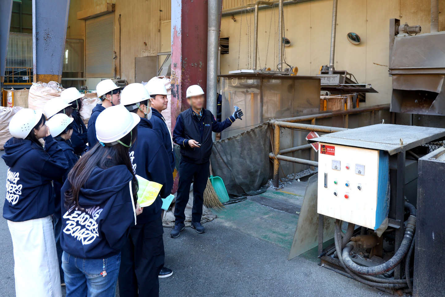 26일, 코레일관광개발 청년이사회가 수도권자원순환센터에서 폐가전 재활용 과정을 살펴보고 있다