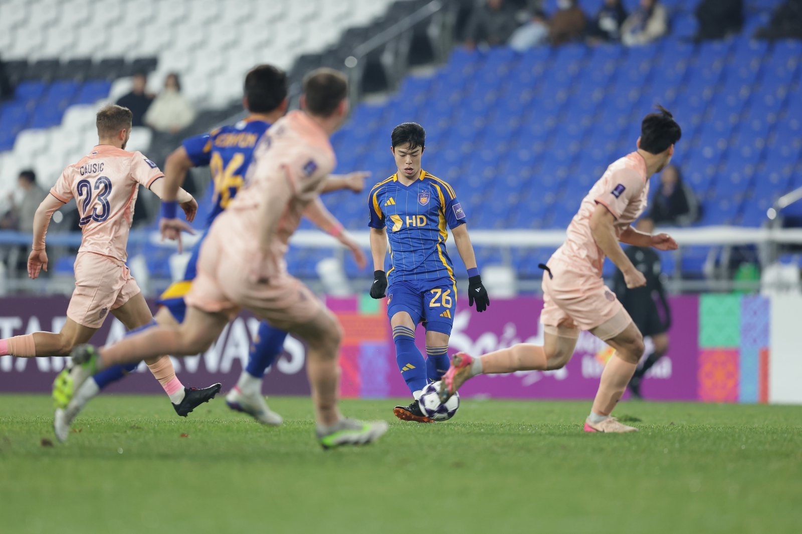 울산 박민서(가운데)가 26일 울산문수경기장에서 열린 부리람과 홈경기 도중 패스를 시도하고 있다. 사진제공｜한국프로축구연맹