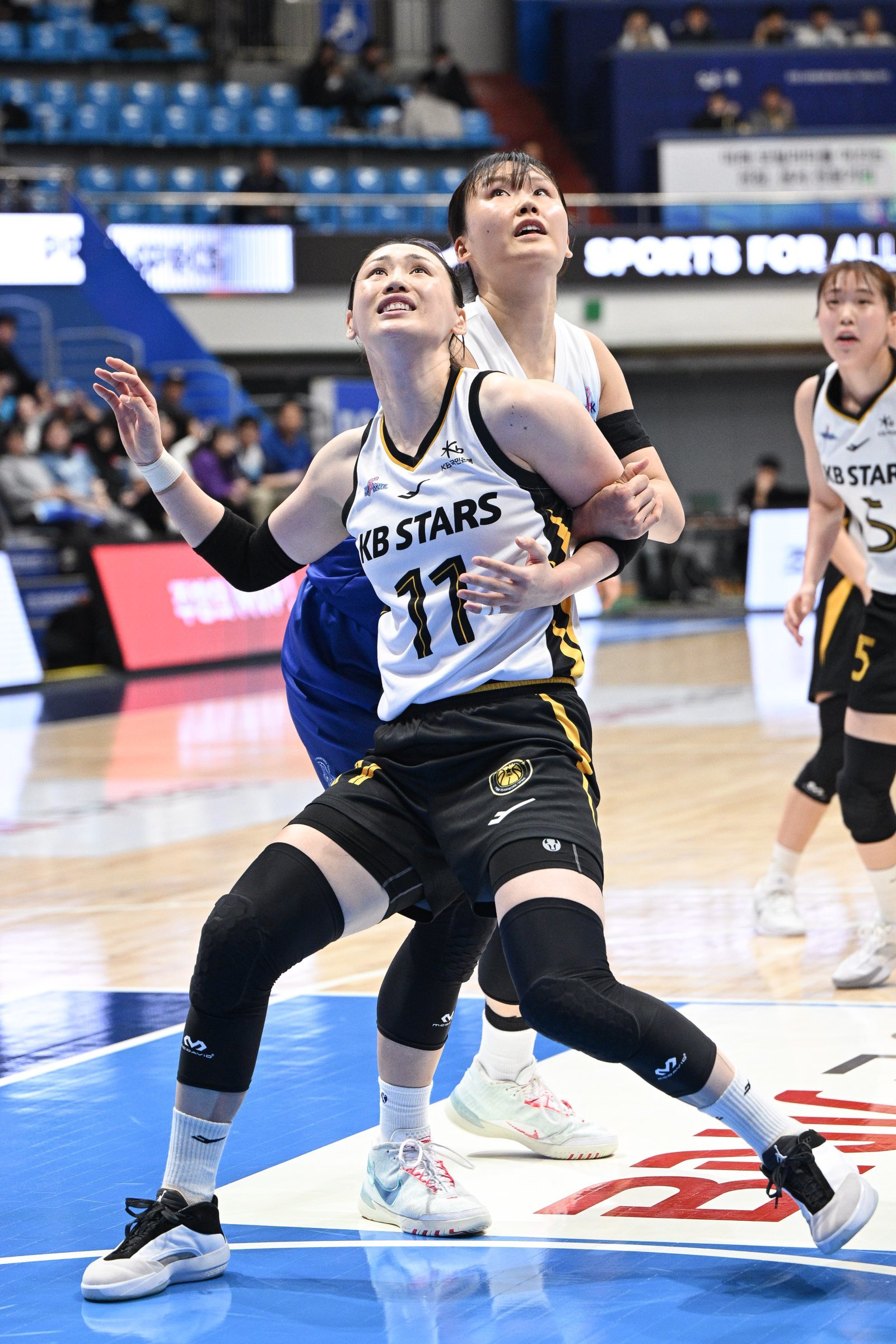 KB스타즈 강이슬(11번)은 26일 인천도원체육관서 열린 신한은행과 원정경기서 버저비터 위닝샷을 포함해 16점을 넣어 개막 3연승을 이끌었다. 사진제공｜WKBL