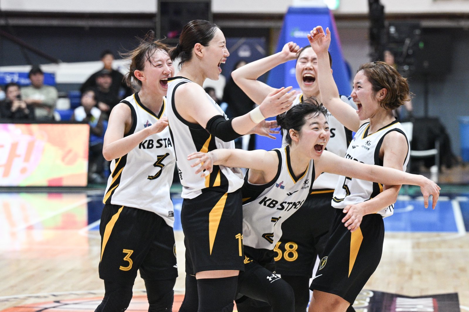 KB스타즈는 26일 인천도원체육관서 열린 신한은행과 원정경기서 강이슬의 버저비터 위닝샷을 앞세워 62-61로 승리했다. 사진제공｜WKBL