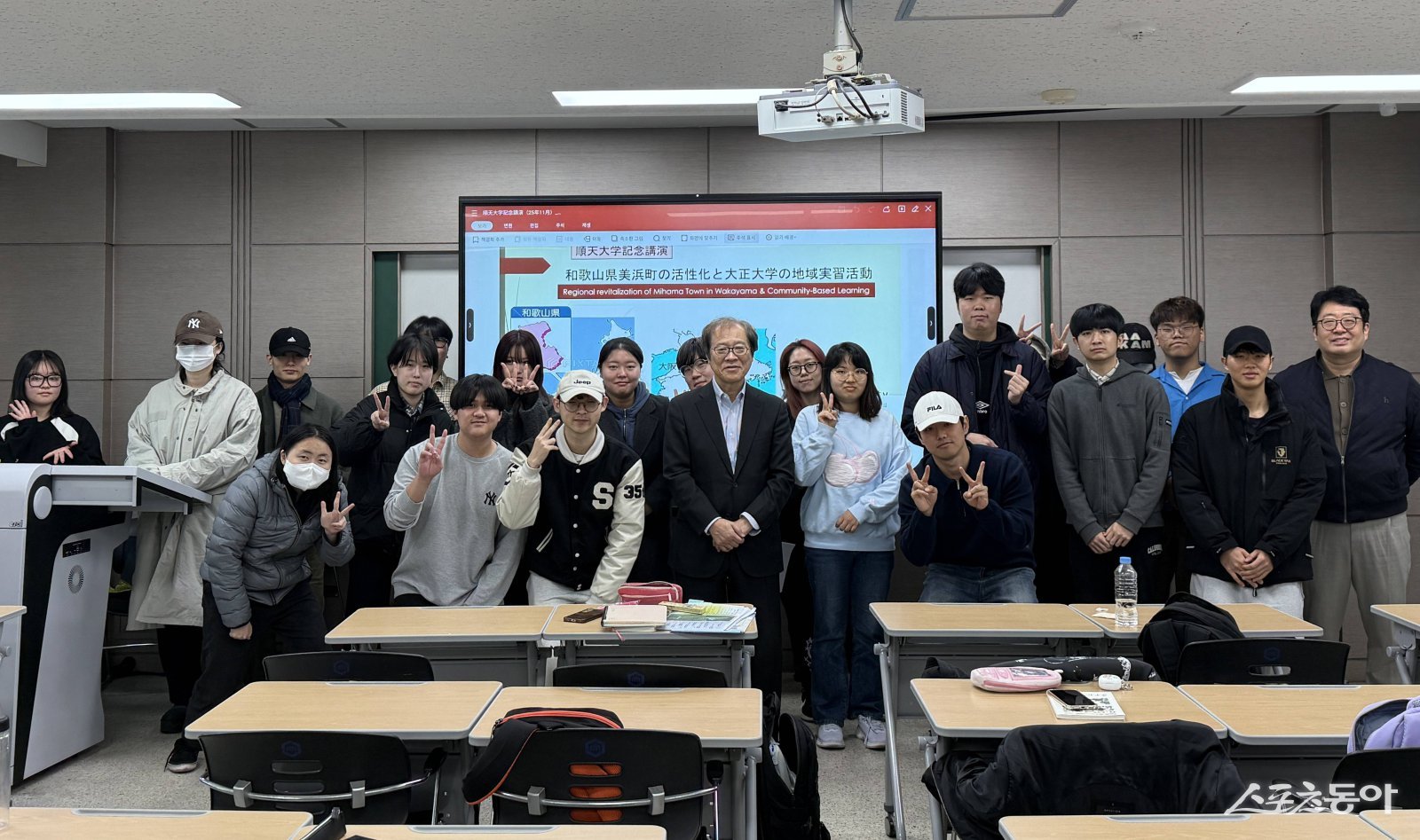 순천대학교 인문사회 디지털 융합인재양성사업단(HUSS)은 지난 20일 일본 다이쇼대학교 니시야마 히로아키(西山弘晃) 교수를 초청하여 지역문화콘텐츠와 지역재생을 주제로 한 해외 석학 강연을 개최고 기념촬영을 하고 있다. 사진제공=국립순천대학교
