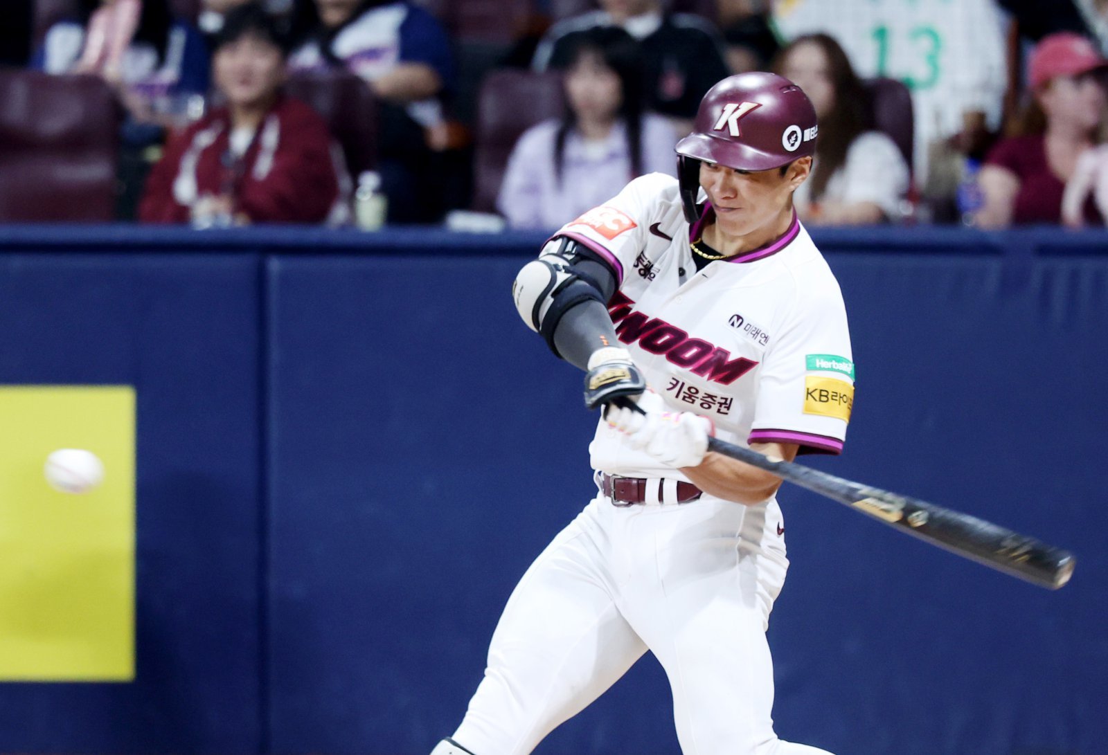 키움 송성문은 현재 포스팅으로 MLB 진출을 도전하고 있다. 그는 내야 유틸리티 플레이어로 많은 관심을 받고 있다. 뉴시스