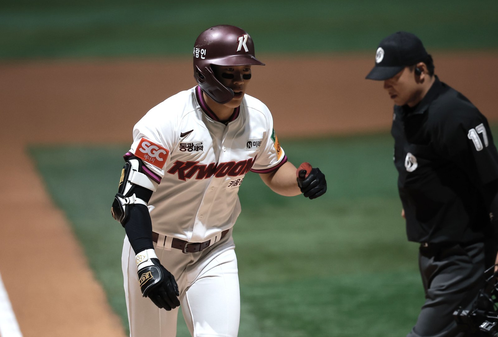 키움 송성문은 현재 포스팅으로 MLB 진출을 도전하고 있다. 그는 내야 유틸리티 플레이어로 많은 관심을 받고 있다. 뉴시스