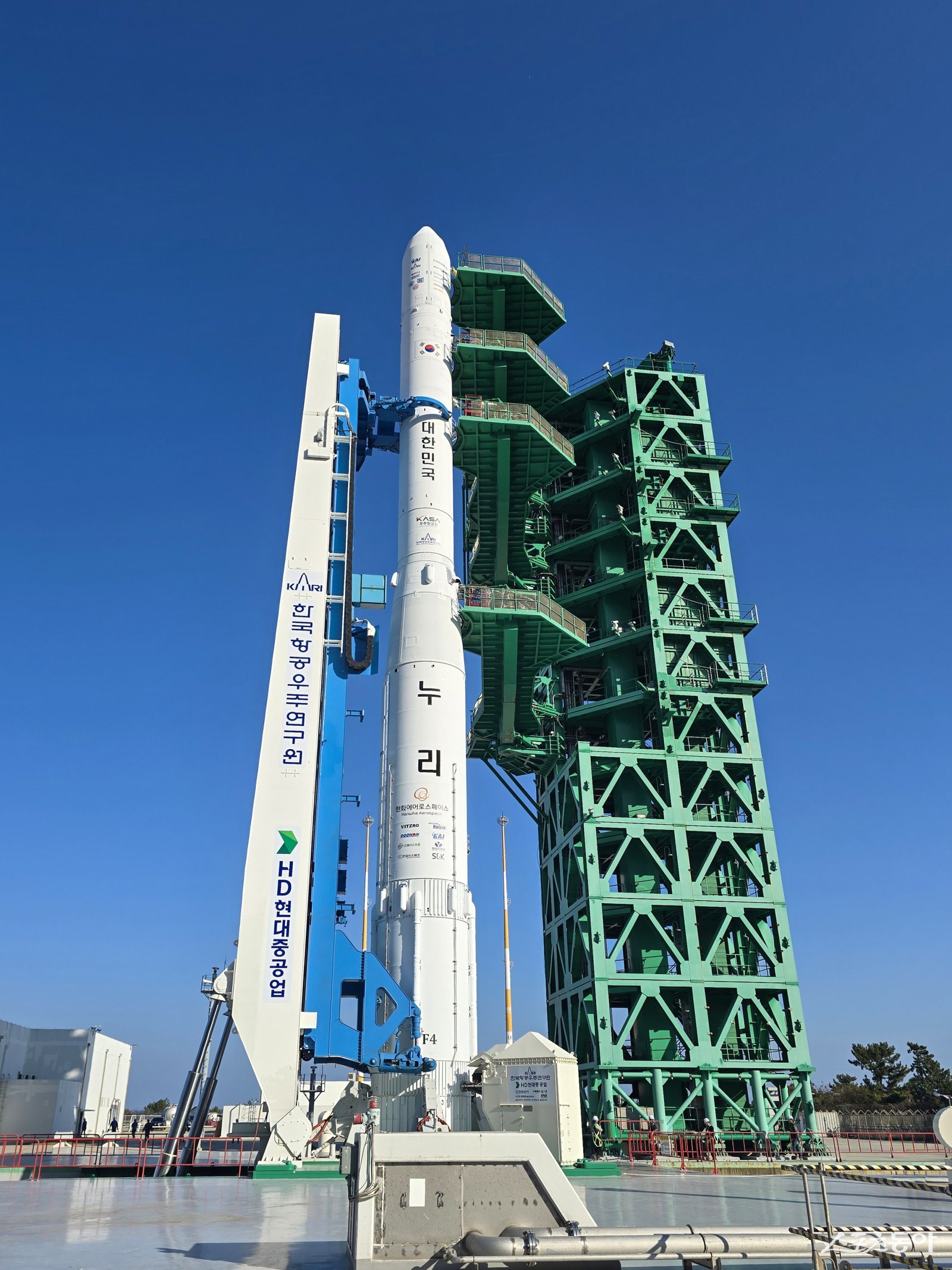 HD현대중공업이 구축한 발사대에서 발사 준비를 마친 누리호. 사진제공 ｜HD현대중공업
