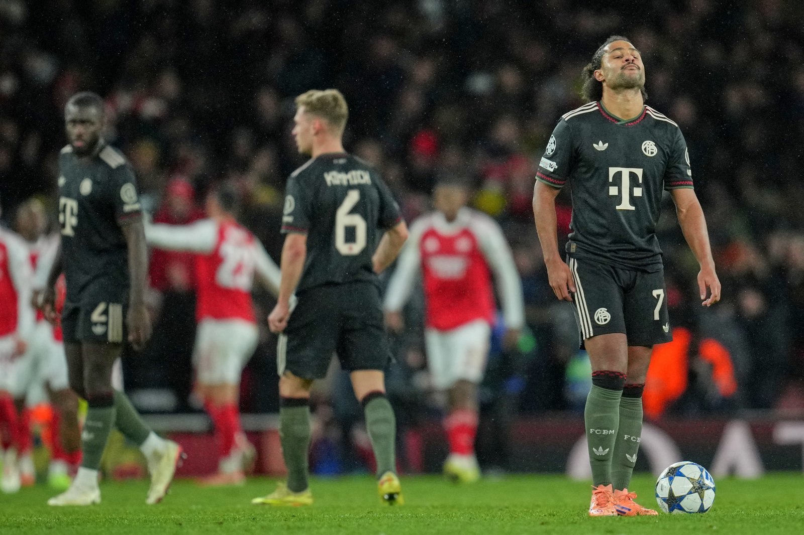 바이에른 뮌헨 선수들이 27일(한국시간) 영국 에미레이츠 스타디움에서 열린 아스널과 2025~2026시즌 UCL 리그 페이즈 5차전 원정경기에서 1-3으로 패한 뒤 아쉬워하고 있다. 런던(영국)│AP뉴시스