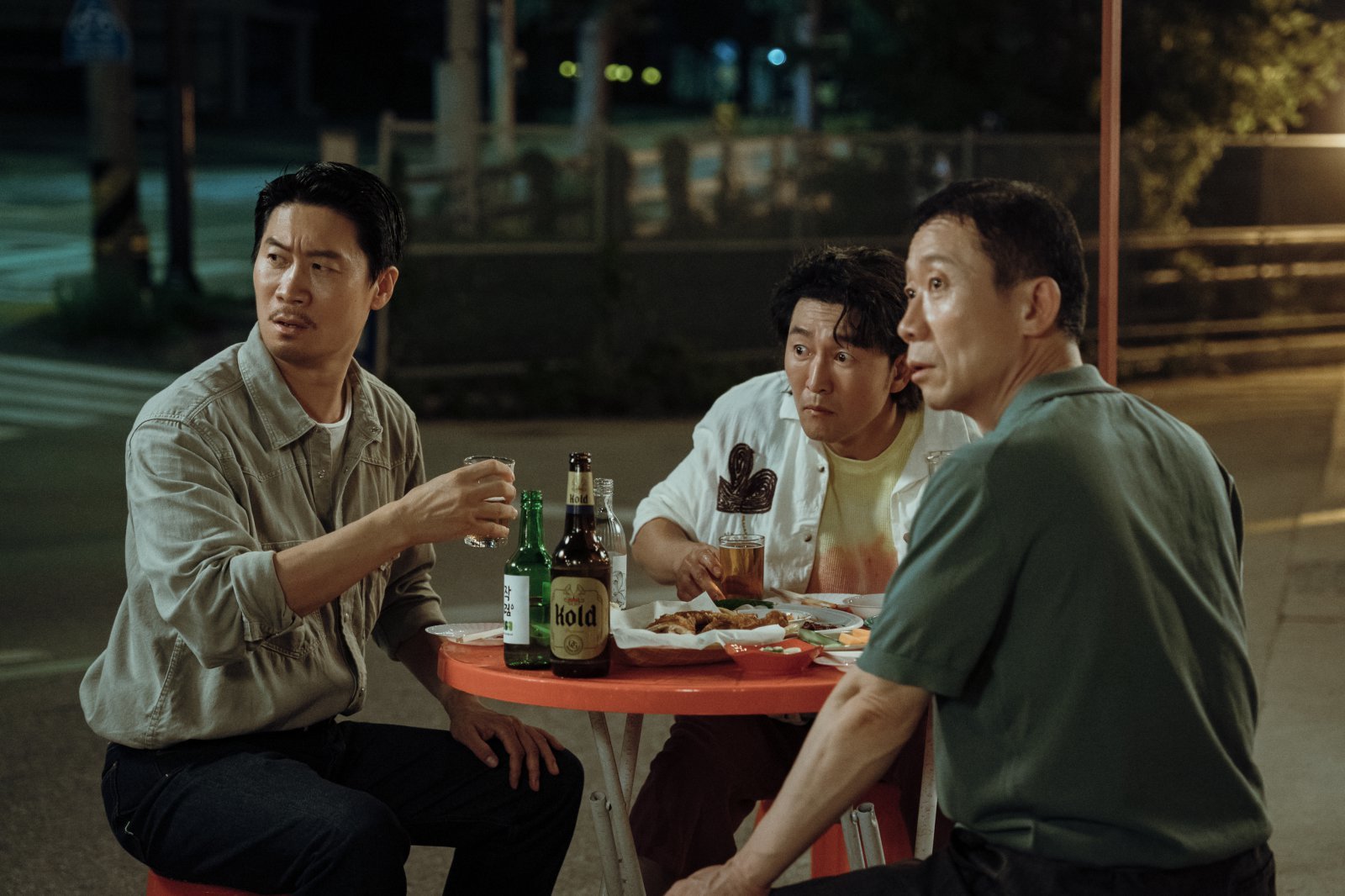 대의가 아닌 우리 가족과 생업을 지키려 ‘어쩌다 히어로’가 된 전직 특수부대 요원 이야기를 그린 ‘UDT: 우리 동네 특공대’가 쿠팡플레이 인기작 1위를 기록, 연말만 되면 화제작을 터뜨리는 쿠팡플레이의 흥행 법칙을 다시금 증명해냈다. 사진제공 | 쿠팡플레이·지니TV·ENA