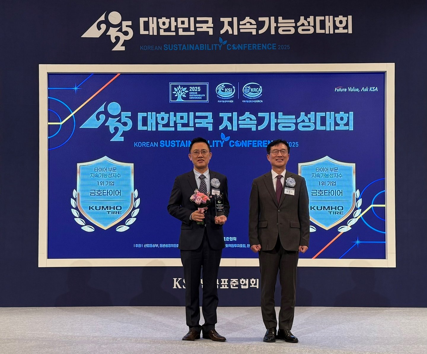 ‘2025 대한민국 지속가능성대회’에서 금호타이어는 지속가능성지수 타이어 부문 1위 및 지속가능성 보고서상 제조 부문 우수 보고서로 선정되었다. 금호타이어 미래성장사업부문 유정선 상무와 한국표준협회 문동민 회장(왼쪽부터). 사진제공 |금호타이어