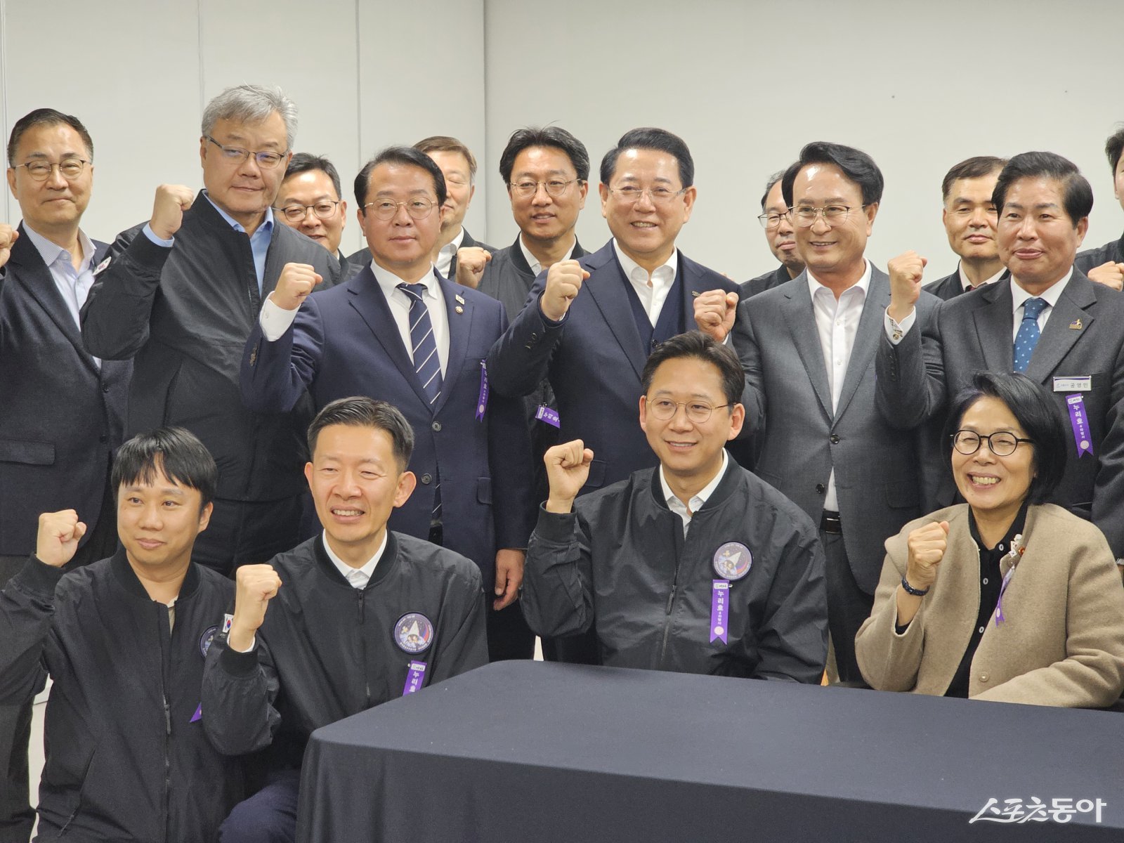 김영록 전라남도지사가 27일 새벽 고흥 나로우주센터에서 한국형발사체 ‘누리호’ 4차 발사 성공을 관계자들과 축하하고 있다. 사진제공=전남도