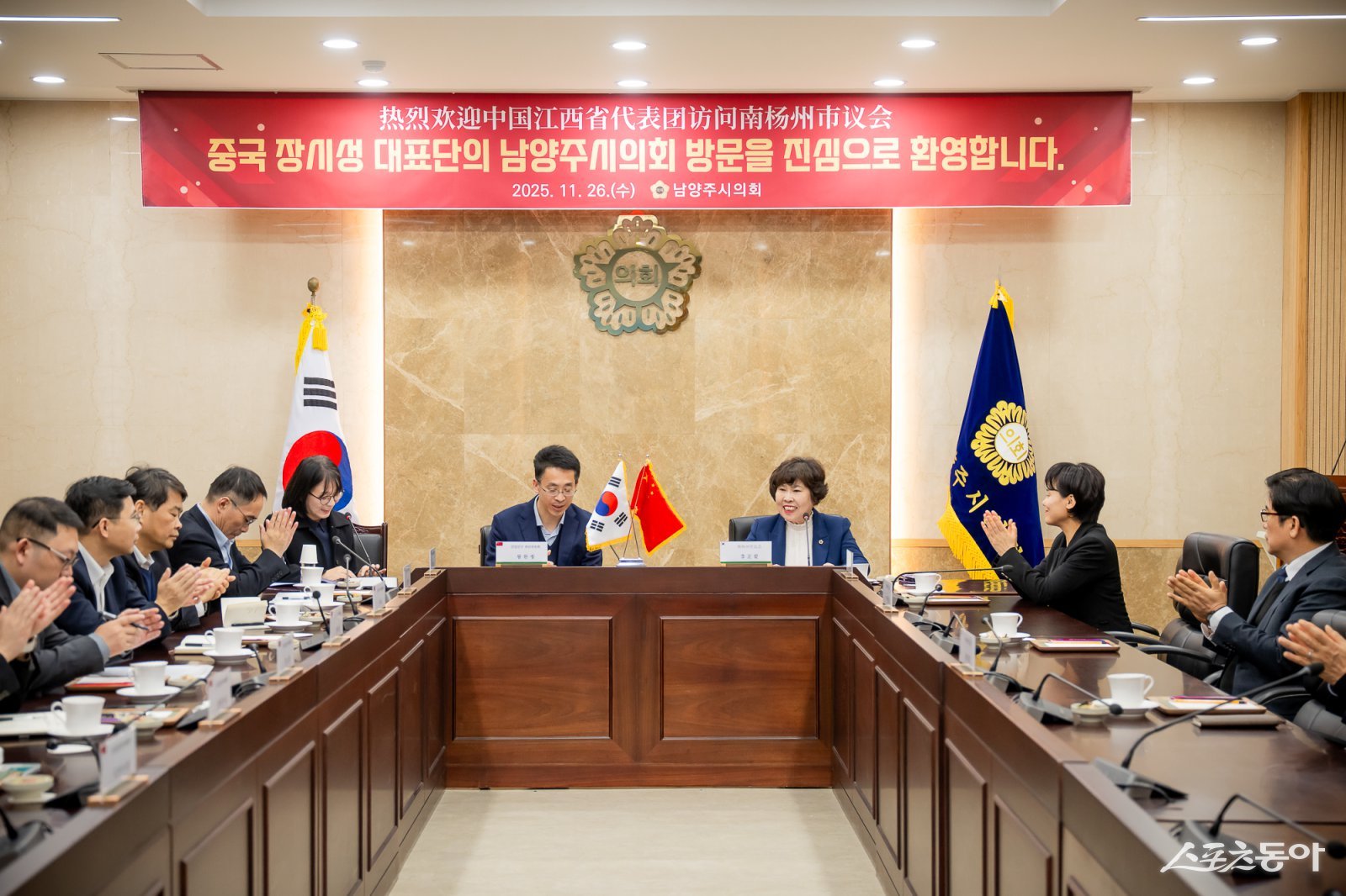 남양주시의회 이정애 부의장(정면 오른쪽)은 26일 의회 소회의실에서 중국 장시성 간강신구 방문단을 접견하고 있다. 사진제공ㅣ남양주시의회