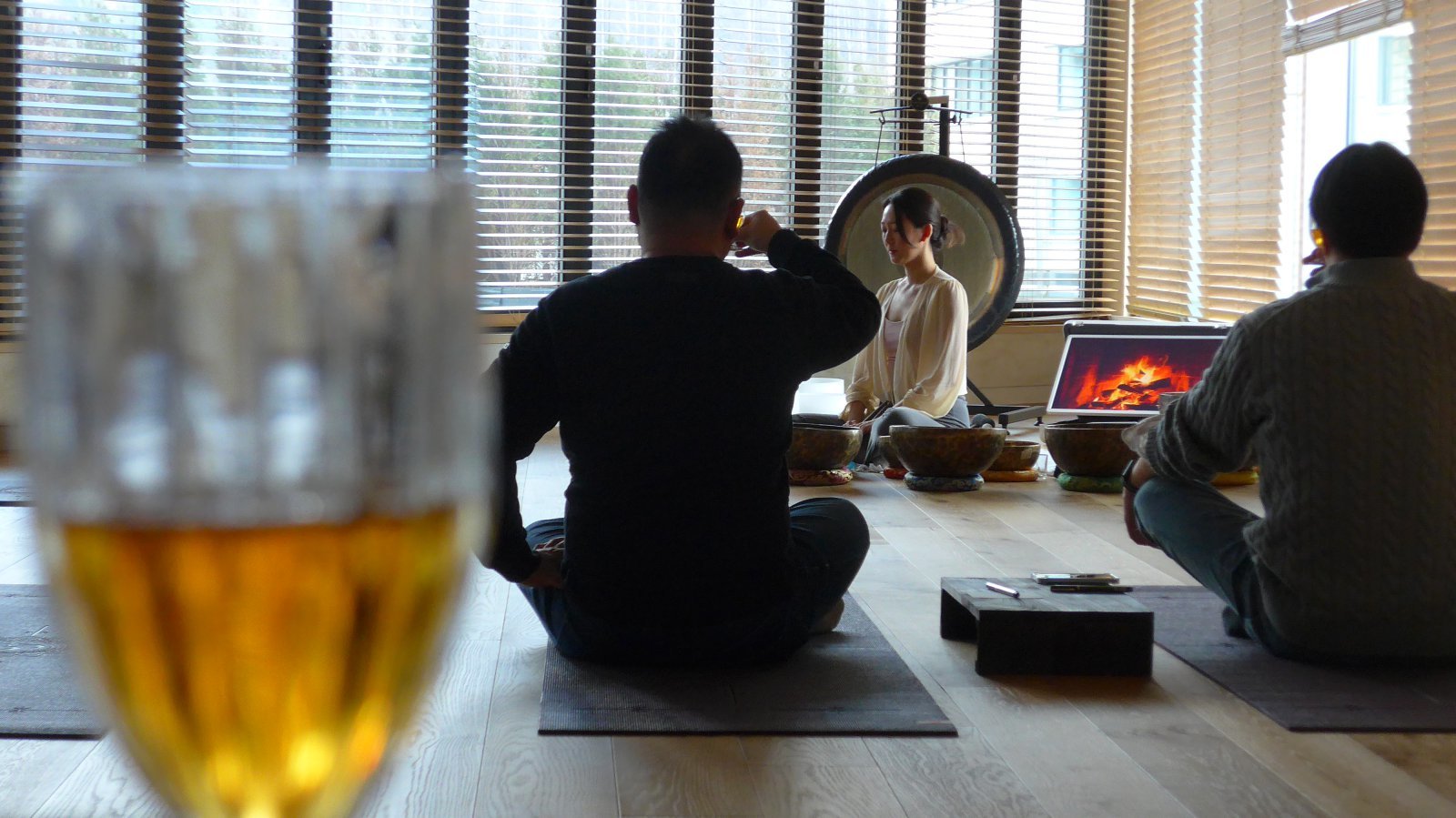 하이원의 웰니스 프로그램 ‘위스키 감각 저널링’ 수업 모습. 위스키 한 잔을 마시며 자신의 내면을 들여다보는 ‘느린 시간’을 경험할 수 있다.