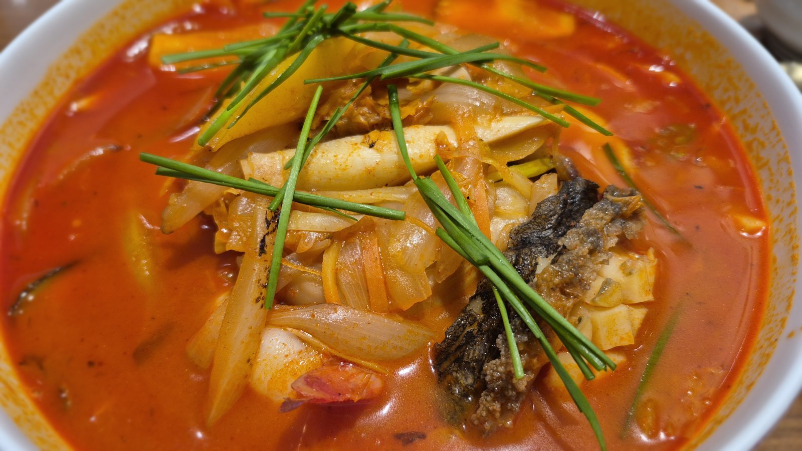 전복, 갑오징어 등 고급 해산물 재료를 아낌없이 넣은 오리엔 황제짬뽕