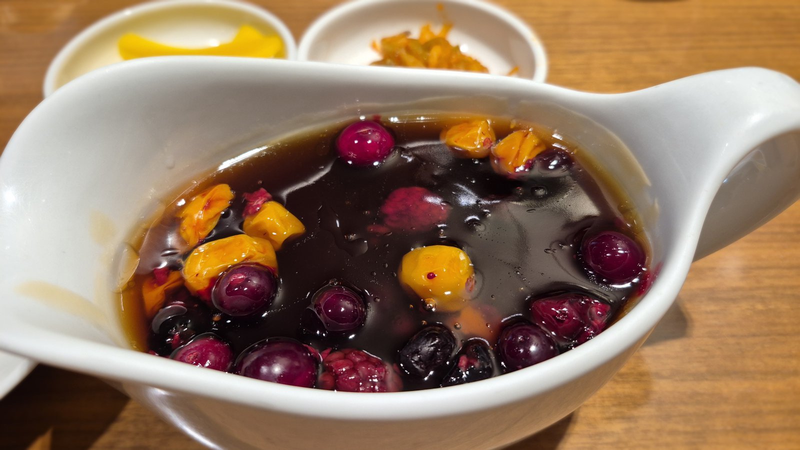 오리엔 탕수육의 소스. 과일향과 새콤한 맛이 일품이다