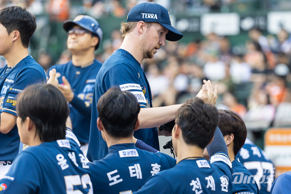 NC는 2026시즌 외국인투수 영입 후보 중 하나로 KBO MVP 출신 에릭 페디(가운데)를 고려했다. 그러나 협상이 난항을 겪자 다른 영입 후보군을 살펴보려 한다. 사진제공｜NC 다이노스