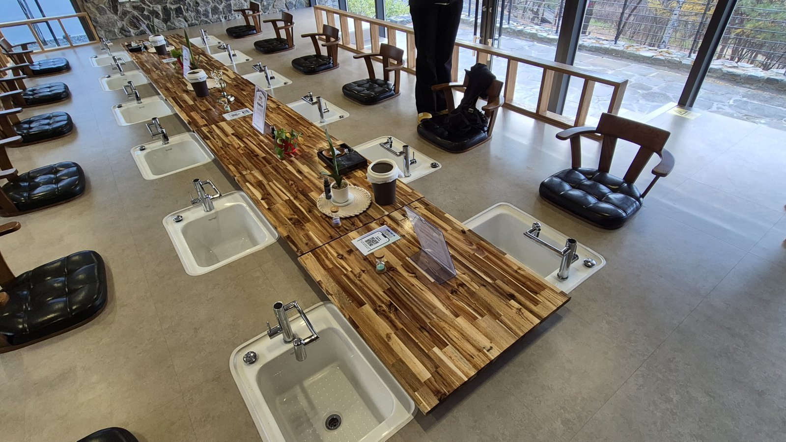 야외 웰니스 스팟인 ‘네이처힐링 존’의 족욕프로그램. 한약재와 허브티, 아로마 오일을 활용해 몸과 마음을 치유하는 콘셉트다