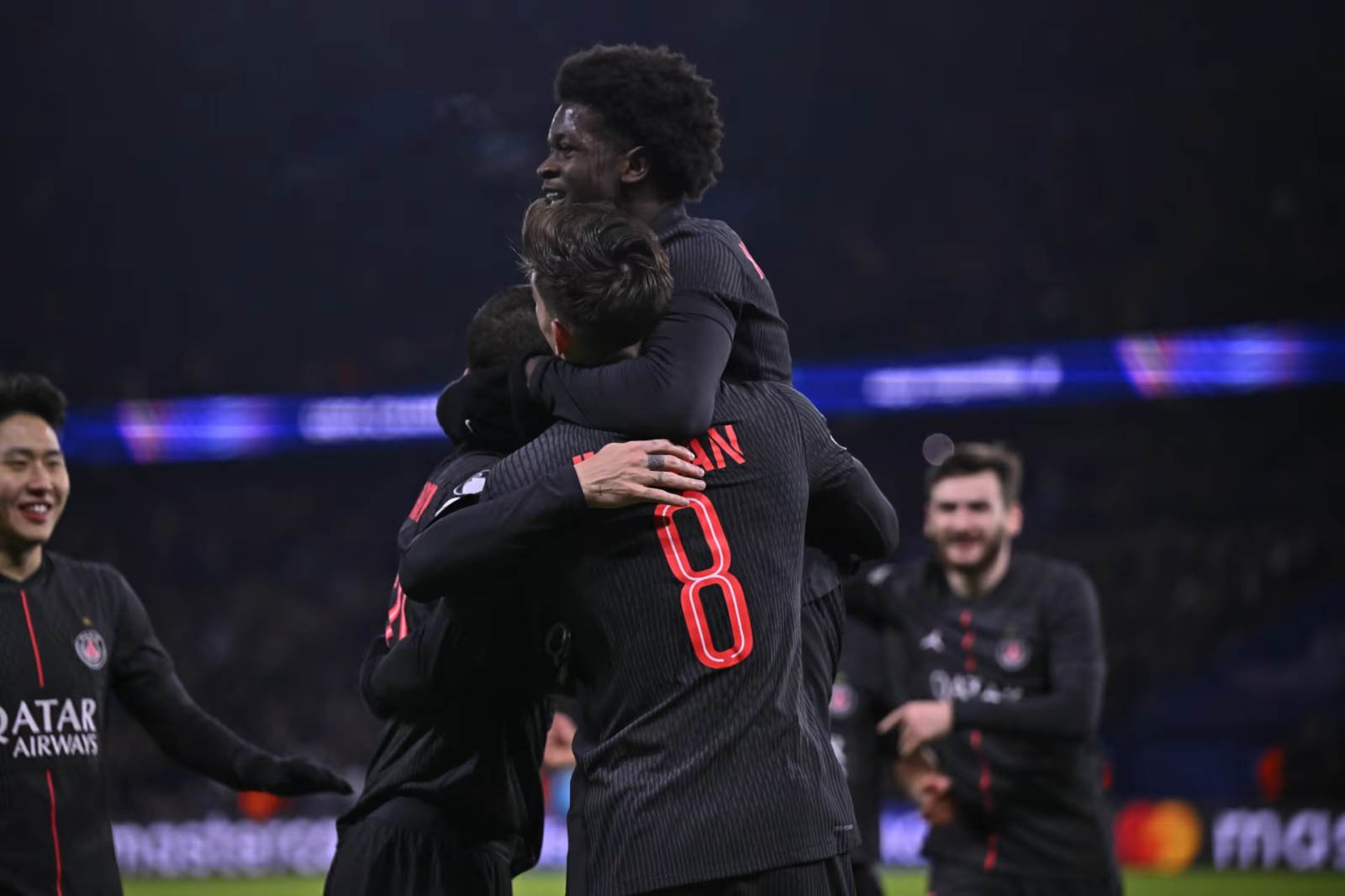 PSG 이강인(왼쪽 끝)이 27일(한국시간) 파르크 데 프랭스에서 열린 토트넘과 2025~2026시즌 UCL 리그 페이즈 5차전 홈경기에서 동료들과 함께 팀의 5-3 승리를 자축하고 있다. 사진출처│PSG 홈페이지