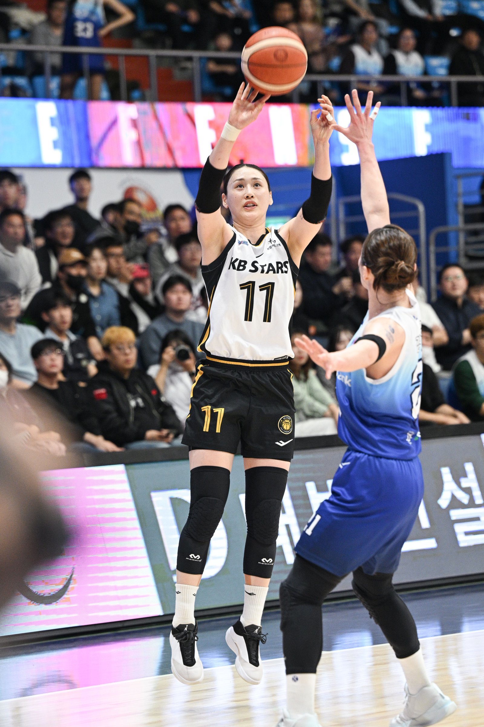 KB스타즈는 올 시즌 양궁농구를 펼치려 한다. 박지수가 돌아왔지만, 다양한 공격 옵션을 갖춘다는 계획이다. 사진제공｜WKBL