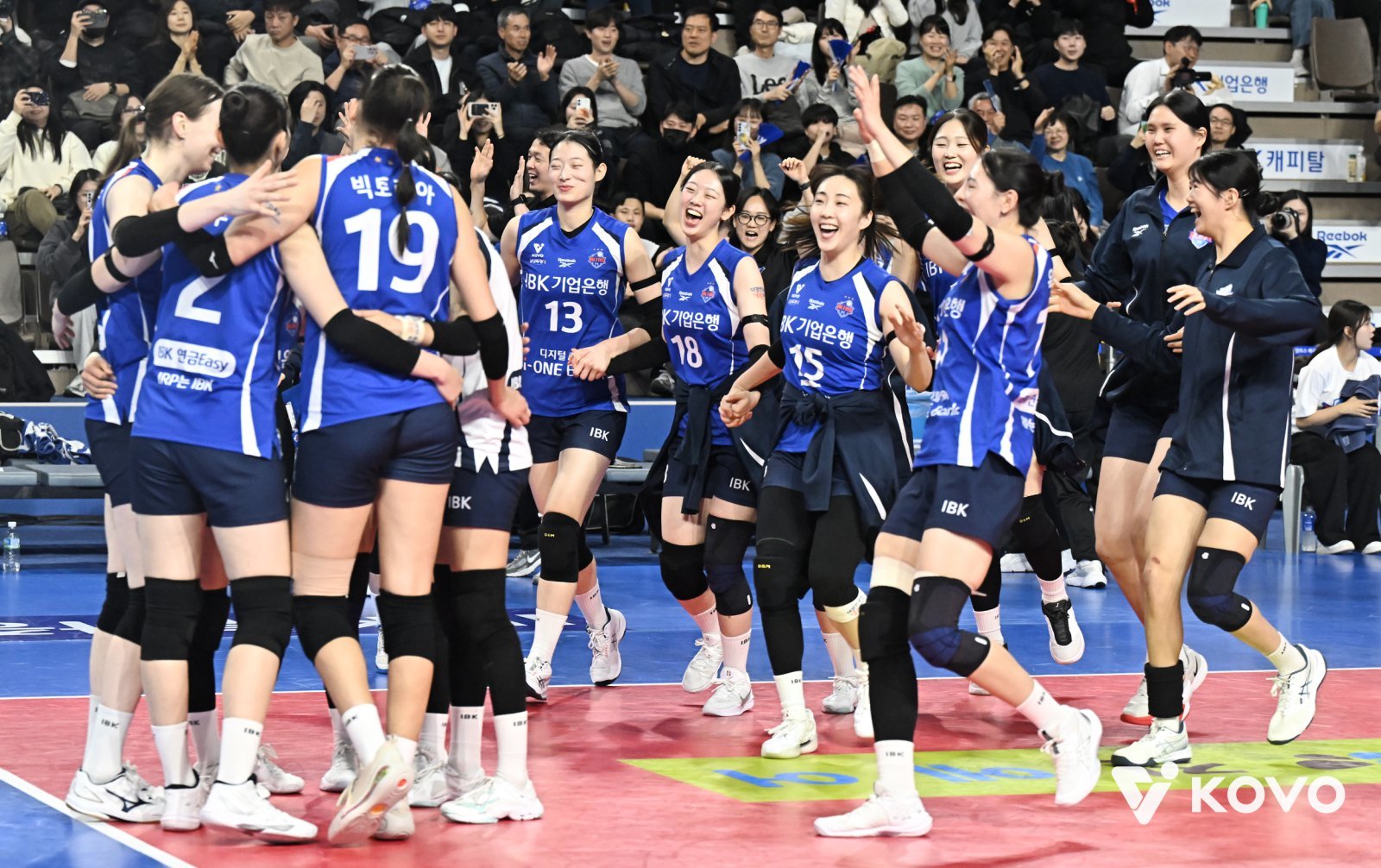 7연패 끊은 IBK기업은행…여오현 대행 체제 데뷔전 승리했지만, 주전 세터-공격진 활약 없다면 반등은 어렵다