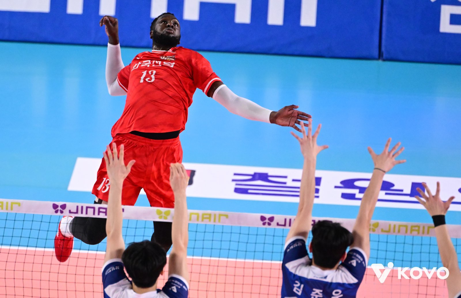 한국전력 베논(뒤)은 26일 현재 V리그 남자부에서 공격 성공률 9위를 마크하고 있지만 블로킹, 서브, 20점 이후 결정력에서 팀에 큰 힘이 되고 있다. 사진제공│KOVO