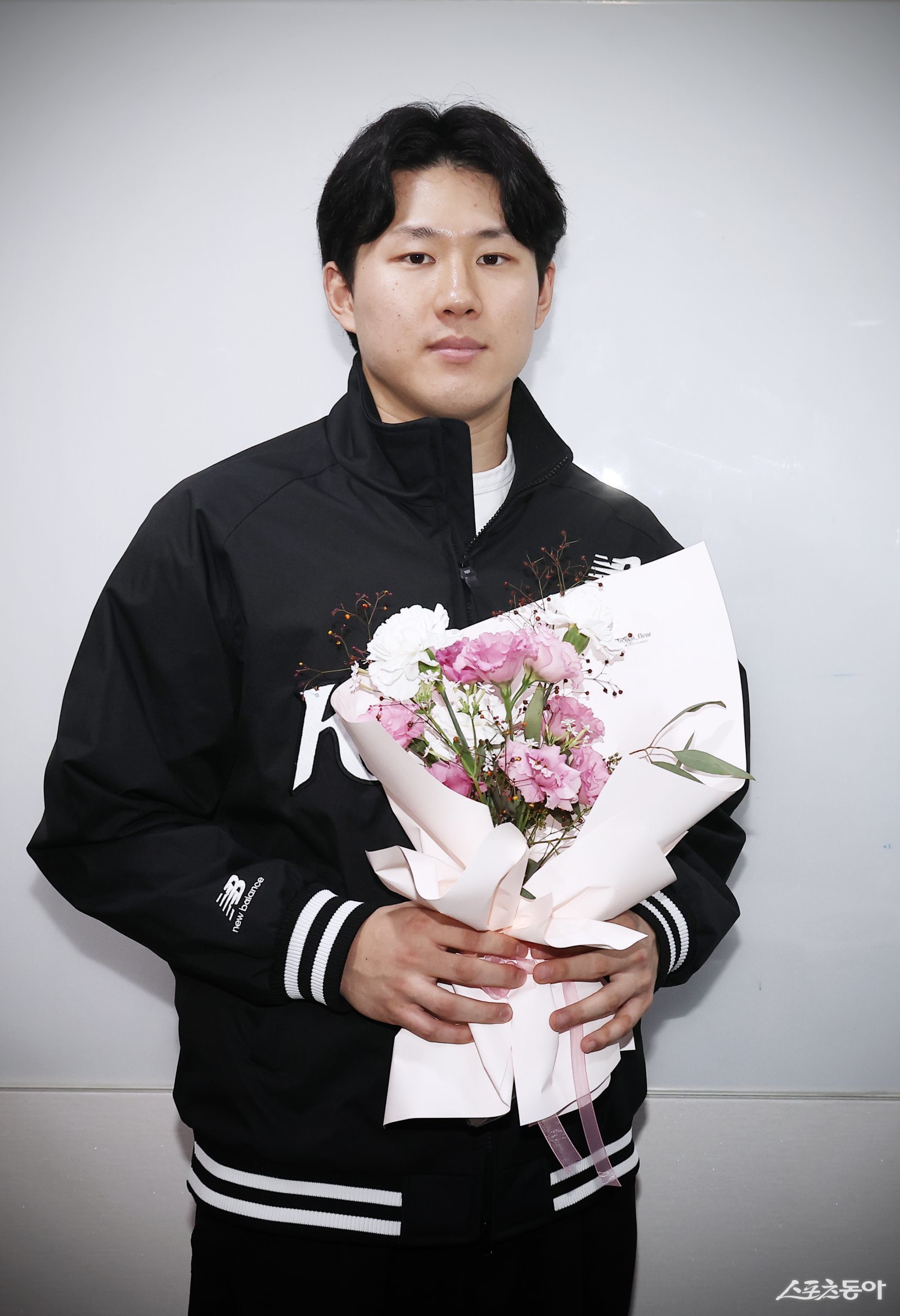 최원준이 25일 수원KT위즈파크에서 KT와 FA 계약을 체결한 뒤 기념사진을 촬영하고 있다. 사진제공｜KT 위즈